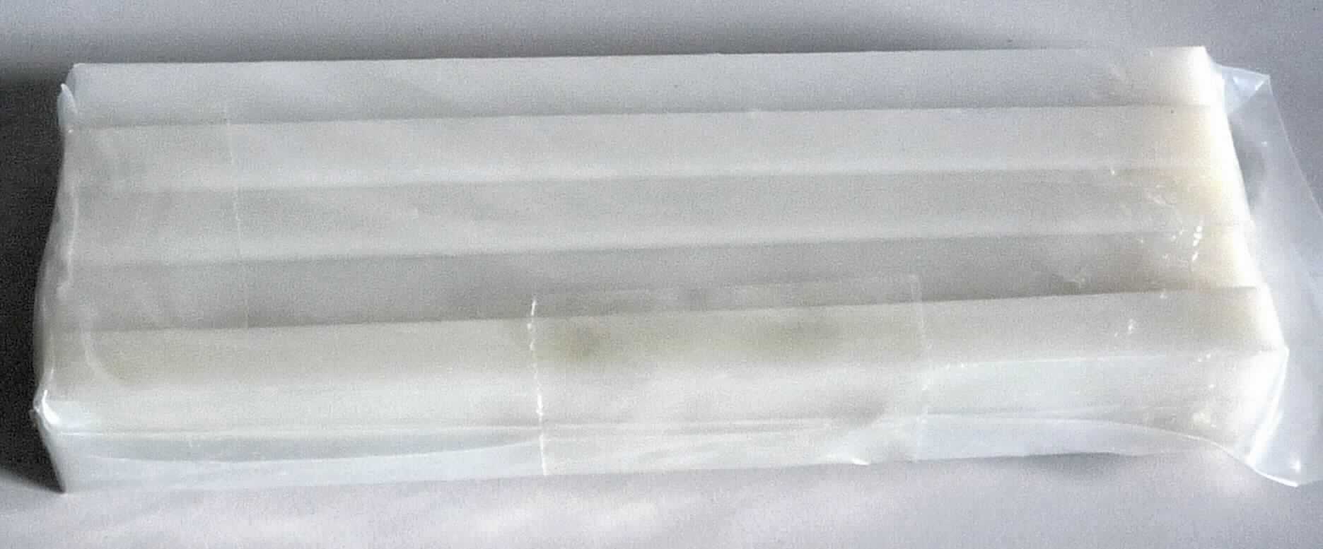Angaben des Antragstellers:
Transportschutz aus Polyethylen

Feststellungen an einem Warenmuster:
Hartes, elfenbeinfarbenes Kunststoffprofil mit einem rechteckigen Querschnitt (Abmessungen 1,3 x 1,5 x 20 cm)

Befund:
Es liegt ein Profil aus Kunststoff im Sinne der Unterposition (KN) 3916 1000 vor.