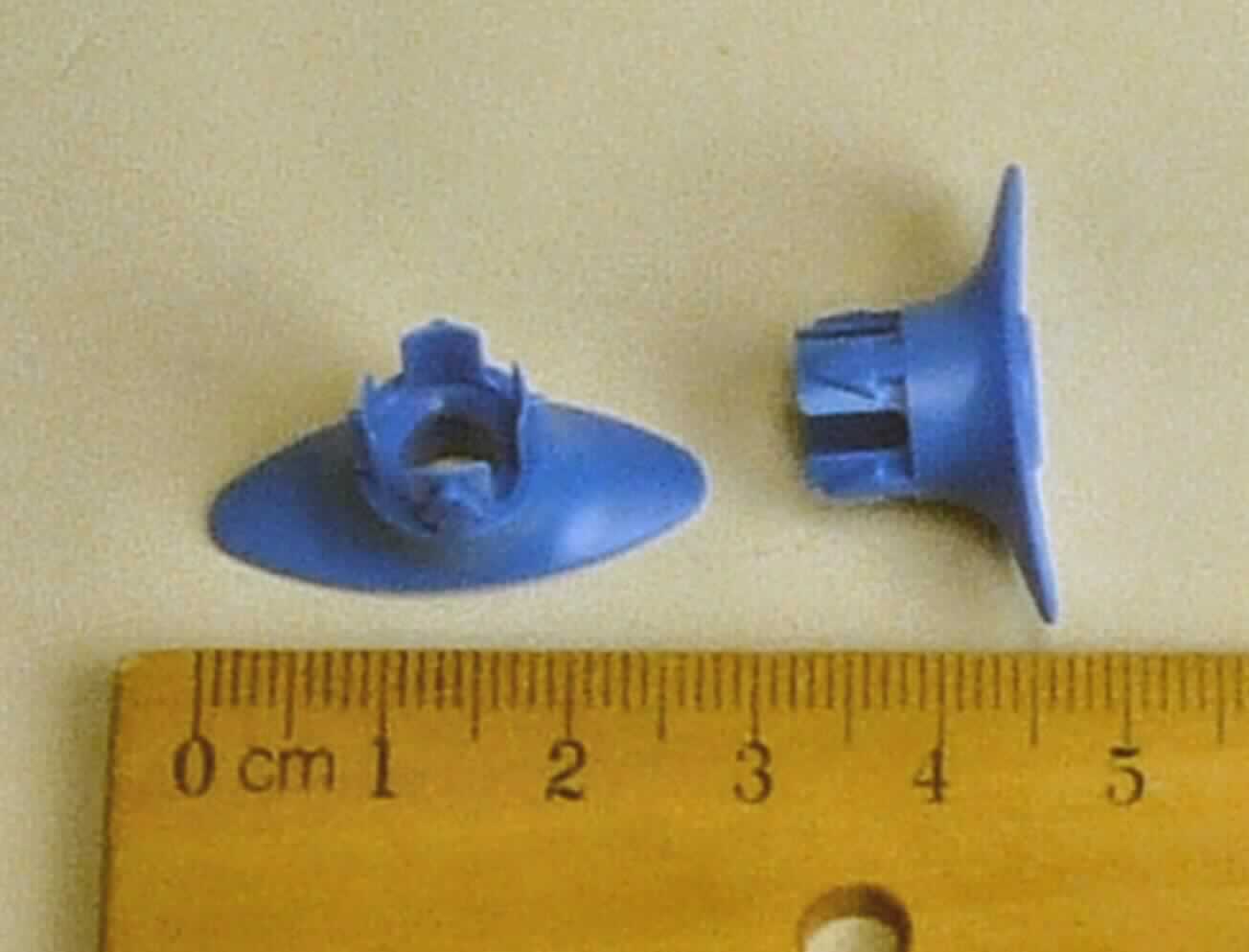 Sog. Finger Grip aus Copolyester Eastar MN005 blau 0411D SP (PCTG Kunststoff), in Form einer Fingergriffplatte mit vier Rastnasen zur Bedienung einer Mehrkammerspritze (nicht Gegenstand dieser Auskunft) zur MIschung und Verabreichung von Wachstumshormonen durch subkutane Injektion.
Zur äußeren Form siehe Abbildung in der Anlage.

Die Ware wird als "Teil, erkennbar hauptsächlich bestimmt für eine medizinische Spritze aus Kunststoff" eingereiht.