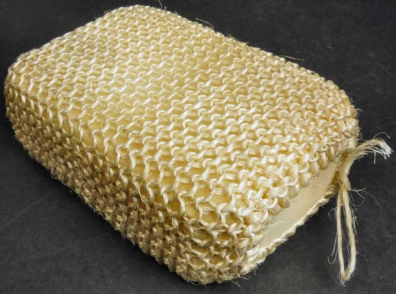 Wäsche zur Körperpflege (Massageschwamm), sog. Sisal-Schwamm für Körperpflege, Foto siehe Anlage,
- quaderförmig; in den Abmessungen von etwa 15 cm x 10 cm x 5 cm,
- mit einem Kern aus Schaumkunststoff,
- mit einem Überzug aus einem Schlauchgewirke aus laut Antrag Sisal (pflanzlicher Spinnstoff der Position 5305);
  an beiden Schmalseiten zusammengeschnürt,
- durch Zusammenfügen konfektioniert,
- die Ware ist waschbar und dient zum Massieren bzw. Einseifen beim Baden oder Duschen, stellt sich damit
  als Wäsche zur Körperpflege dar,
- im Hinblick auf die Verwendung als Massageschwamm bestimmt das Gewirke aus Sisal den Charakter der Ware.

"Wäsche zur Körperpflege (Massageschwamm), aus Spinnstoffen, aus Sisal"
