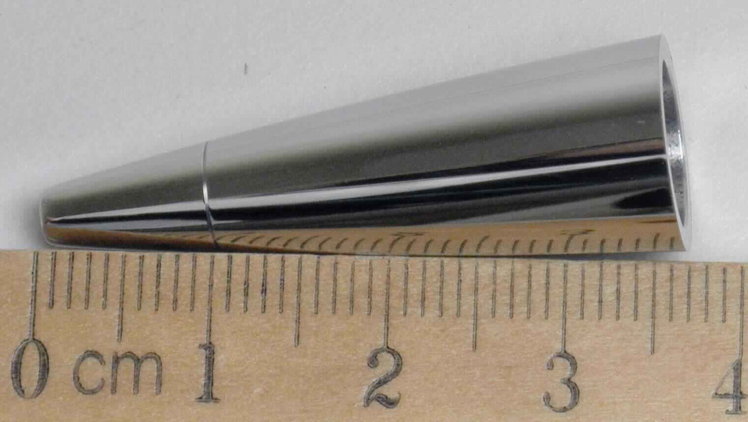 Es handelt sich um einen sog. "Vorderteilüberzug M25644 BP SAW 14M" in Form eines im Außendurchmesser ca. 13 mm großen, ca. 37 mm langen, konisch zulaufenden, sich zu einer Spitze verjüngenden Hohlkörpers aus rostfreiem Stahl (laut Antragsangabe) mit Schraubgewinde sowie Stufen im Inneren.
 
Das Erzeugnis stellt die Spitze (den vorderen Bereich) eines Kugelschreibergehäuses und somit ein erkennbar hauptsächlich für einen Kugelschreiber bestimmtes Teil dar.

Die Ware ist als "Teil für einen Kugelschreiber" einzureihen.