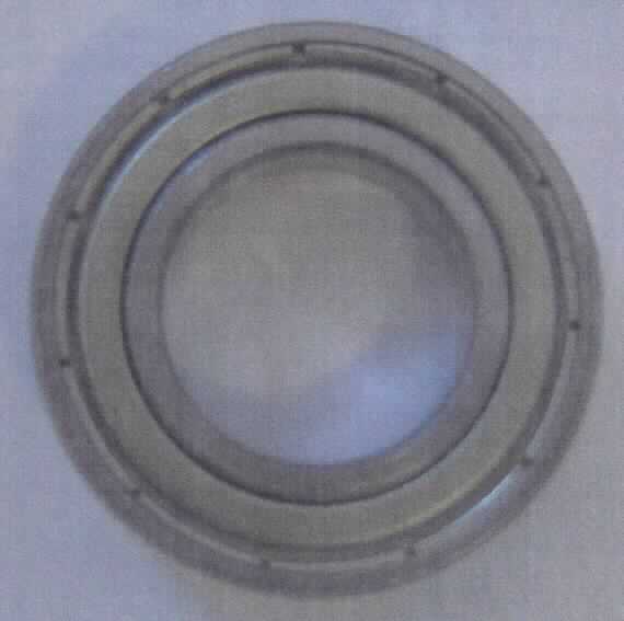 Es handelt sich gemäß Antragsangaben um ein Kugellager (Art.: 013E42780) mit einem Außen- und einem Innenring aus Stahl mit einer Größe von ca. 28 x 7 (Außendurchmesser x Breite) mm sowie einem Bohrungs-/Innendurchmesser von ca. 15 mm.

Das Kugellager wird in Fotokopiergeräten verwendet und steuert bzw. hält die Drehung der Achse.

Die Ware ist als "Wälzlager, Kugellager mit einem größten äußeren Durchmesser von 30 mm oder weniger, nicht für Kernkraftwerke oder zur Verwendung bei der Herstellung von riemengetriebenen Motorsteuerungen" einzureihen.