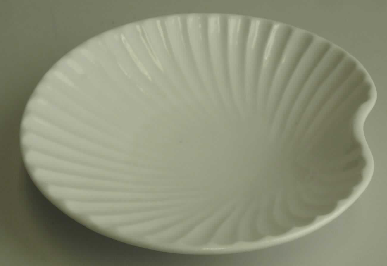 Toilettengegenstand, sog. Seifenschale, Foto siehe Anlage, 
- glasierte, weiße, muschelförmige, innen geriffelte Seifenschale, 
- in den Abmessungen: ca. 13 cm (Länge) x 11,5 cm (Breite) x 3 cm (Höhe), 
- keramisches Erzeugnis, nach der Formgebung gebrannt, tonmineralhaltiges Material enthaltend, 
- lt. Antrag aus Porzellan, 
- zur Verwendung als Seifenschale im Badezimmer bestimmt.

"Toilettengegenstand, aus Porzellan"