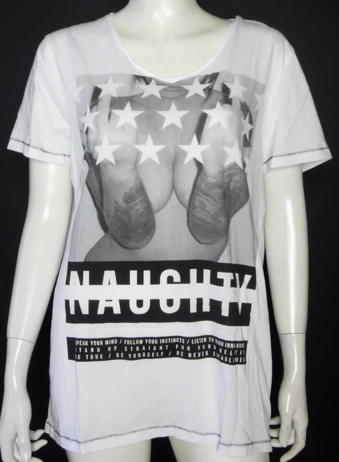 Modisches Unterhemd, sog. T-Shirt / Unterhemd, Style 10745302826, Größe M, Foto siehe Anlage,
- aus ca. 0,5 mm dicken (leichten), einfarbigen Gewirken aus laut Antrag 100 % Baumwolle,
- über die Taille reichend (Rückenlänge: ca. 71 cm),
- mit einem halsfernen, V-förmigen Ausschnitt (somit kein T-Shirt),
- ohne Öffnung und ohne Verschluss,
- mit kurzen, eng anliegenden Ärmeln,
- vorn mit einem Aufdruck verziert,
- modisch gestaltet; wird unmittelbar auf der Haut getragen,
- am unteren Rand durch Umschlagen und Festnähen gesäumt.

"Unterhemd, aus Gewirken, aus Baumwolle"