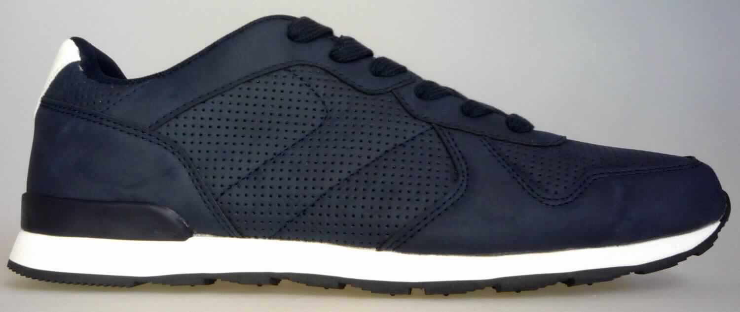 Halbschuhe (lt. Antrag: "Herren Sneaker dunkelblau, Art. 384292", Foto siehe Anlage)
- mit Laufsohlen aus Kautschuk,
- mit Oberteil (geschlossenes Blatt) aus Kunststoff (Spinnstoff mit einer mit 
  bloßem Auge wahrnehmbaren Außenschicht aus Kunststoff,
- mit Schnürsenkelverschluss,
- nicht mit Dornen, Krampen, Klammern, Stollen oder ähnlichen Vorrichtungen versehen oder für deren 
  Anbringung hergerichtet (keine Sportschuhe),
- ohne Metallschutz in der Vorderkappe,
- nicht den Knöchel bedeckend,
- mit einer Länge der Innensohle von mehr als 24 cm,
- nicht als Männer- oder Frauenschuhe erkennbar

"Schuhe mit Laufsohlen aus Kautschuk und Oberteil aus Kunststoff, andere als in der Pos. 6401 und 
 in den UPos. 6402 1210 bis 6402 9991 genannt, nicht als Männer- oder Frauenschuhe erkennbar"