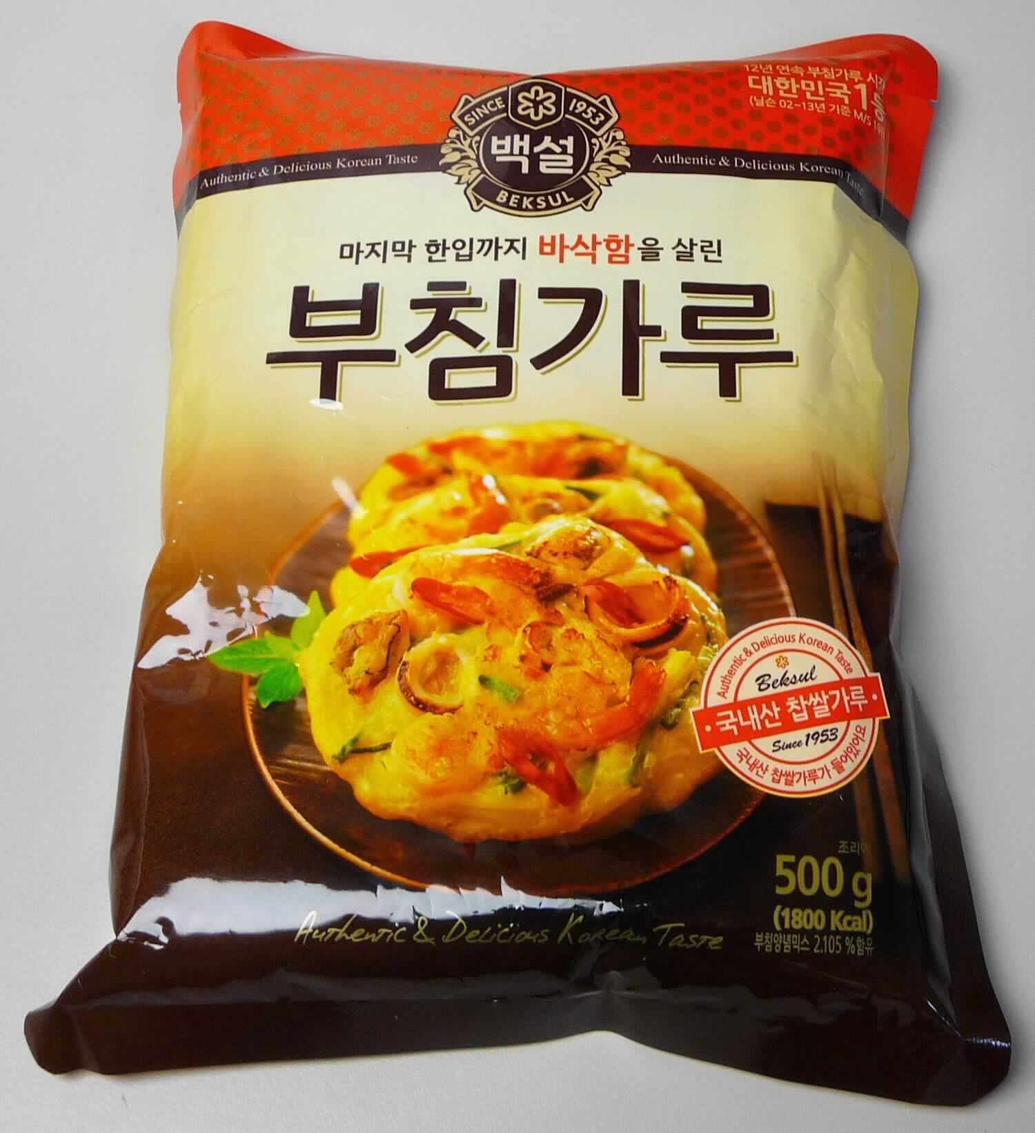 Backmischung

Antragsangaben:
Weizenmehl für koreanische Gemüsepfannkuchen (500 g)

Beschreibung des vorgelegten Warenmusters:
Bunt bedruckter Originalfolienbeutel mit vorherrschend asiatischer Beschriftung, mit Abbildung eines fertig gebackenen Gemüsepfannkuchens als Serviervorschlag und beklebt mit einem deutschsprachigen Etikett mit Angaben zur Ware (" Weizenmehl für koreanische Gemüsepfannkuchen"), zum Nettoinahlt (500 g) und zu den Zutaten (siehe Feld 8). Zubereitung (nach Antragsangaben): Packungsinhalt mit 850 ml kaltem Wasser zu einem Teig verrühren, kleingeschnittenes Gemüse dazugeben, umrühren und mit etwas Öl in der Pfanne auf beiden Seiten für ca. 3 - 4 Min. backen.
Packungsinhalt: Feines, mehlartiges, blass cremefarbenes, nach Knoblauch und leicht würzig riechendes Pulver;

Kakao: nicht enthalten (laut Zutatenliste)
Stärke/Glucose*: 50 bis weniger als 75 GHT
Saccharose/Invertzucker/Isoglucose**: weniger als 5 GHT
Milchfett und Milchprotein: nicht enthalten (laut Zutatenliste)

*: festgestellt gemäß VO (EG) Nr. 900/2008, VO (EU) Nr. 118/2010
** festgestellt gemäß VO (EG) Nr. 900/2008

Lebensmittelzubereitung aus Mehl, ohne Gehalt an Kakao, anderweit weder genannt noch inbegriffen, 
Mischungen und Teig, zum Herstellen von Backwaren der Position 1905 KN