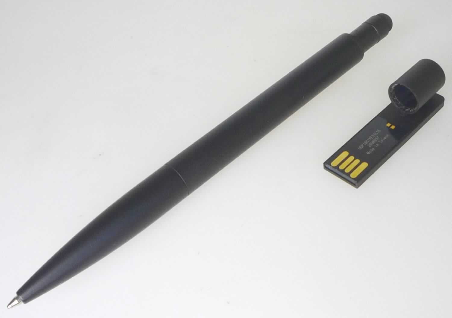 Bei dem sog. "Stylus Kugelschreiber einschl. USB-Stick" handelt es sich um eine zusammengesetzte Ware bestehend aus einem Kugelschreiber, einem Touchpen und einem USB-Stick in Form einer mit elektronischen Flash-Speicherbausteinen und anderen integrierten Schaltungen sowie passiven diskreten Bauelementen bestückten Leiterplatte in einem schwarzen Gehäuse aus Kunststoff. Er verfügt über eine USB-Anschlussvorrichtung, welche sich an dem abnehmbaren Ende des Kugelschreibers befindet und besitzt eine Speicherkapazität von 4 GB. Es sind keine Aufzeichnungen vorhanden; nach seinem Anschluss an eine USB-Schnittstelle bestimmter Geräte ist er als nicht flüchtiger Datenfestspeicher zur Datenaufzeichnung und -wiedergabe geeignet.

Der USB-Stick verleiht der Ware ihren Charakter.

Das Erzeugnis wird als "Halbleiter-Aufzeichnungsträger mit nicht flüchtiger Halbleiterspeichervorrichtung, ohne Aufzeichnung" eingereiht.

Anlage: 1 Abbildung