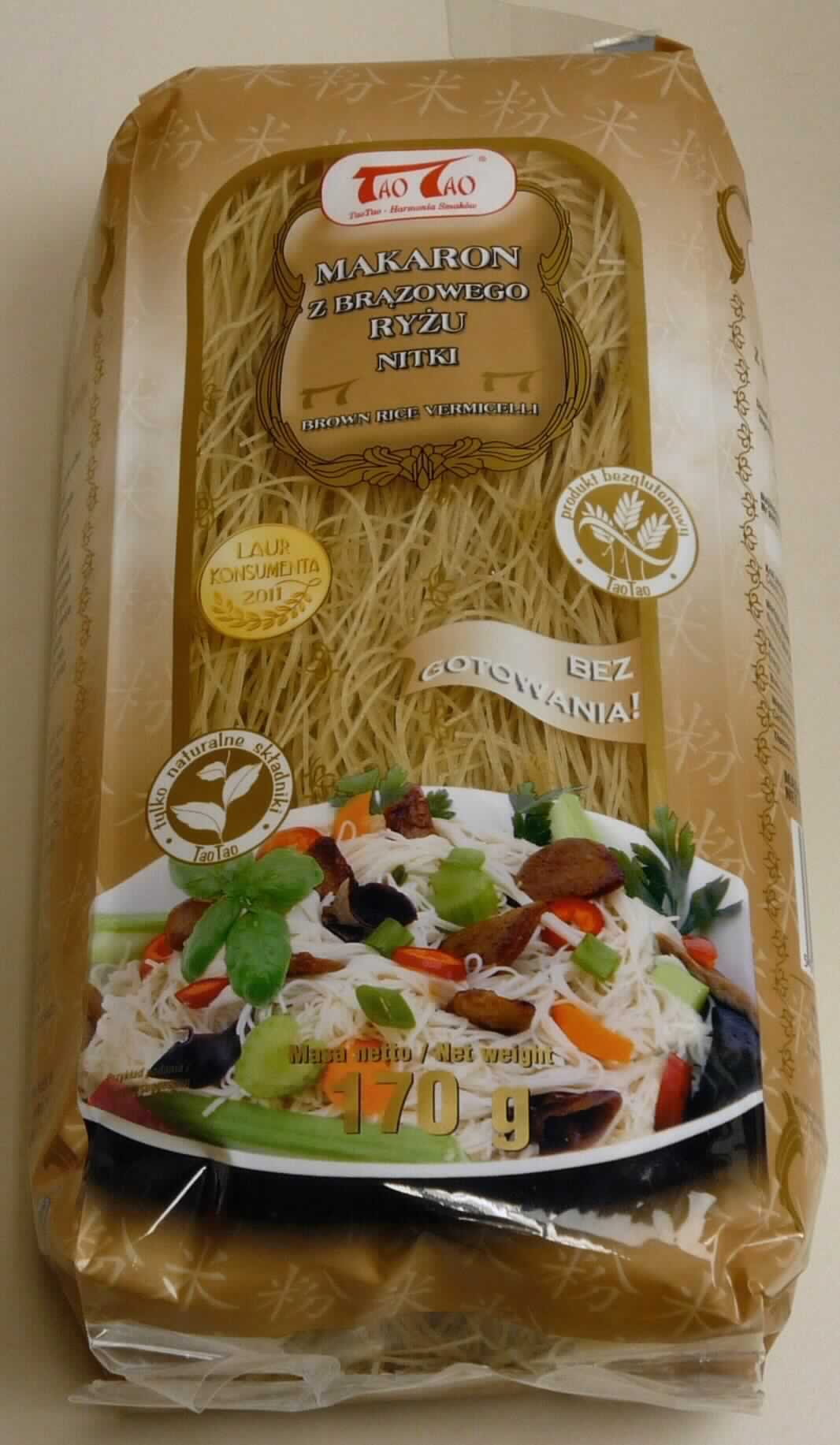 Brown Rice Vermicelli

Antragsangaben:
BROWN RICE VERMICELLI / MAKARON Z BRAZOWEGO RYZU NITKI 
Inhaltsstoffe: 
Brauner Reis 89 %, Wasser 11 %;
Herstellungsverfahren: 1. Reis waschen 2. Reis Einweichen 3. Reis mahlen 4. Reis filtern 5. Reismasse kochen 
6. Reismasse kneten 7. Nudeln aus der Reismasse formen 8. Nudeln dampfgaren 9. Nudeln trocknen 10. Nudeln 
einpacken;
Zubereitung: Wasser aufkochen, vom Herd abstellen, Nudeln bedeckt 5 Minuten ziehen lassen. Abgießen. 

Beschreibung des vorgelegten Warenmusters:
Überwiegend in polnischer, teilweise englischer Sprache bedruckter Original-Folienbeutel mit Angaben zum 
Erzeugnis ("Makaron Z Brazowego Ryzu Nitki - Brown Rice Vermicelli 170 g"), zu den Zutaten (Braunreismehl 
(89 %), Wasser) und zur Zubereitung (Wasser im Topf kochen, von der Kochstelle nehmen. Nudeln ins heiße 
Wasser tauchen und zugedeckt 5 Minuten ziehen lassen. Abgießen); darin:
hellbraune, schwach durchscheinende, sehr dünne getrocknete Nudelfäden, zusammmengelegt zu 3 Lagen à 
ca. 18 cm x 10 cm x 2 cm; Geschmack: Reisnudeln entsprechend.
Nach Warenbeschaffenheit, Angaben zur Herstellung und entsprechend der Zubereitungsempfehlung sind die 
Nudeln vorgekocht und anschließend getrocknet.

Teigwaren, nicht gefüllte, vorgekochte und getrocknete Nudeln, aus Reismehl