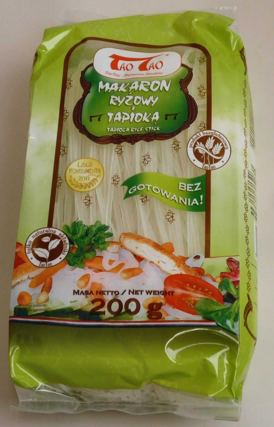 Tapioka Reis Sticks

Antragsangaben:
TAPIOKA REIS STICKS / TAPIOCA RICE STICKS / MAKARON RYZOWY Z TAPIOKA 
Inhaltsstoffe: 
Reismehl 76,57 %, Tapioca Stärke 23,33 %, Salz 0,4 %; 
Herstellungsverfahren: 1. Nudelteig - Mixen von Rohmaterial: Reismehl, Tapioca Stärke, Wasser, Salz (12-15 Min. 
lang bei 20-30°C und Feuchtigkeit 30-33 % 2. Rühren 3. Rollen 4. Dämpfen 5. erste Trocknungsphase 6. Schneiden 
7. zweite Trocknungsphase 8. Abwiegen 9. Verpacken 10. Lagerung.
Zubereitung: Die Nudeln in kochendes Wasser geben und ca. 10 Minuten bei geschlossenem Deckel ziehen lassen, 
anschließend abgießen.

Beschreibung des vorgelegten Warenmusters:
Überwiegend in polnischer, teilweise englischer Sprache bedruckter Original-Folienbeutel mit Angaben zum 
Erzeugnis ("Makaron Ryzowy Z Tapioka - Tapioka Rice Stick 200 g"), zu den Zutaten (Reismehl (76,6 %), Tapioka 
(23,3 %), Salz) und zur Zubereitung (Wasser im Topf kochen, von der Kochstelle nehmen. Nudeln ins Wasser 
tauchen und zugedeckt ca. 10 Minuten ziehen lassen. Abgießen.); darin:
Getrocknete, farblose, glasartig durchscheinende, ca. 3 mm breite u. 20 bis 25 cm lange, zu einem annähernd 
quaderförmigen, ca. 17 cm x 9 cm x 4 cm großen Ballen zusammengelegte Bandnudeln; Geschmack: wie 
Reisnudeln.
Nach Warenbeschaffenheit, Angaben zur Herstellung und entsprechend der Zubereitungsempfehlung sind die 
Nudeln vorgekocht und anschließend getrocknet.

Teigwaren, nicht gefüllte, vorgekochte und getrocknete Nudeln, aus Reismehl und Tapiokastärke