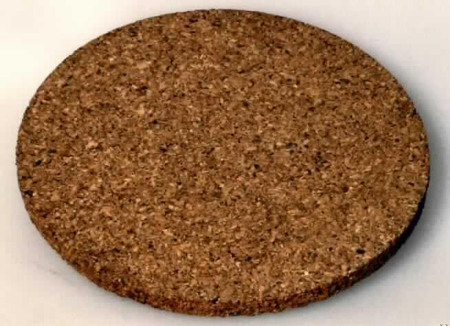 Untersetzer aus -laut ergänzenden Angaben des Antragstellers- Presskork (rund, ca. 100 mm Durchmesser und ca. 5 mm Dicke). Derartige Waren werden zum Schutz der Tischoberfläche als Untersetzer für Töpfe, Schüsseln o. ä. verwendet.

Das Erzeugnis ist somit als "Ware aus Presskork, andere als in den Codenummern 4504 1011 00 0 bis 4504 9080 10 0 genannt" in die Codenummer 4504 9080 90 0 des EZT einzureihen.