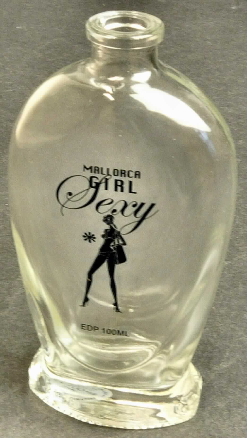 Flasche aus Glas, sog. Glasflasche für Parfümproduktion, Foto siehe Anlage,
- in Form einer ca. 12,5 cm hohen Flasche mit ovaler Standfläche,
- lt. Antrag aus gewöhnlichem, klaren Glas,
- mit einem kurzen Flaschenhals,
- ohne Stopfen,
- auf einer Seite bedruckt,
- lt. Aufdruck mit einem Nenninhalt von 100 ml,
- soll zur Aufnahme von Parfüm dienen.

"Flasche aus Glas, zu Transport- oder Verpackungszwecken, andere als in den Unterpositionen 1010 1000 bis
 7010 9071 genannte, aus nicht gefärbtem Glas"