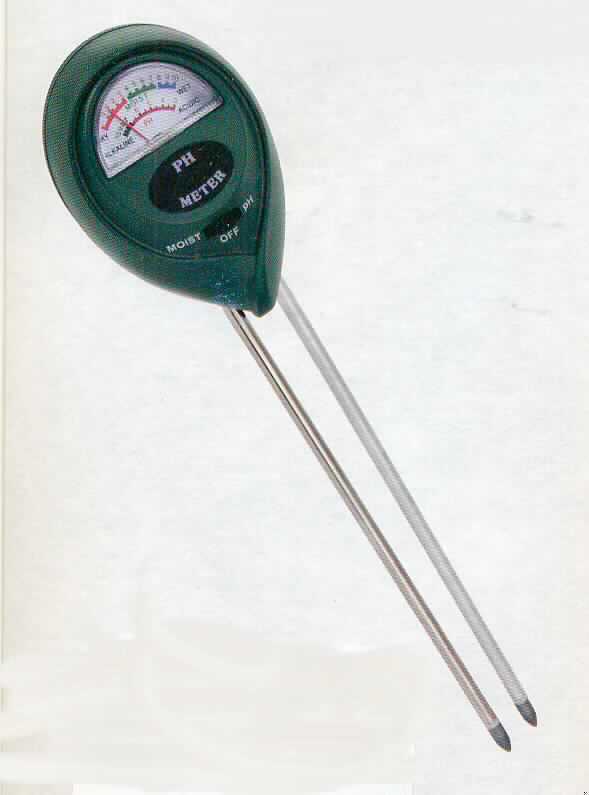 Feuchtigkeits- und pH-Messer, so genanntes Bodenmessgerät, im Wesentlichen bestehend aus zwei ca. 19 cm langen Rohre aus unedlem Metall, an deren einem Ende je eine Messspitze und an deren anderem Ende sich eine Kunststoffvorrichtung mit je einer Messscala für Feuchtigkeit und pH-Wert sowie ein Wahlschalter befinden (äußere Form: siehe Abbildung in der Anlage).
Mit dem Gerät erhällt man einen Anhaltswert für die Feuchtigkeit an der Wurzel einer Pflanze und den pH-Wert der umgebenen Erde ohne zusätzliche Spannungsversorgung.
Die Ware wird als "nicht elektronisches Gerät für physikalische oder chemische Untersuchungen, nicht von den UPos. (HS) 9027 10 bis zur UPos. (TARIC) 9027 8091 00 erfasst" eingereiht.