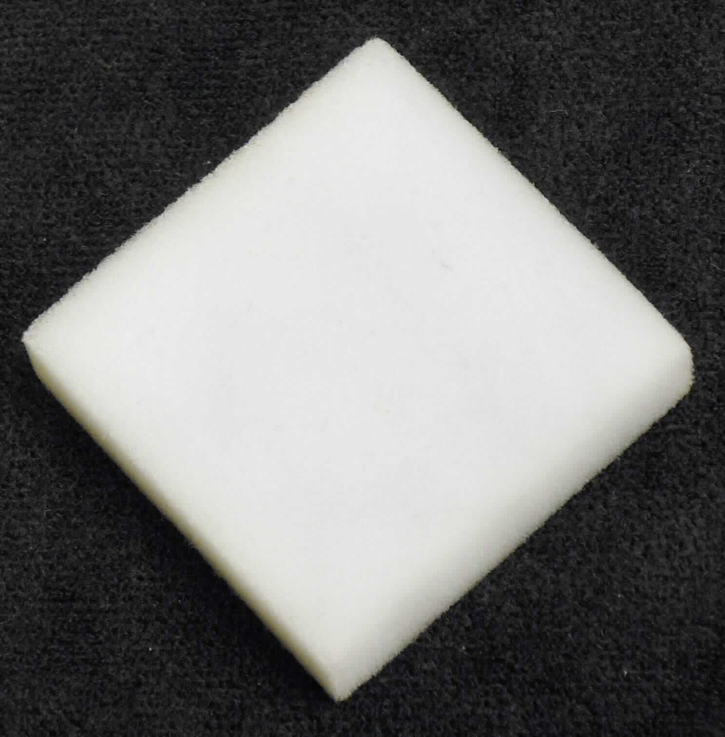 Angaben des Antragstellers:
Reinigungsschwamm
Material: Melamine Resine Foam, Dichte: 8 - 11 kg/m³
geschnitten 4 x 4 cm; Höhe 1 cm; nicht konfektioniert

Untersuchungsergebnis an einem Warenmuster:
Kleiner, weißer, rechteckiger, flexibler Schaumstoffblock (Abmessungen: ca. 4 x 4 x 1 cm), nach Art eines Schwamms.

Befund:
Es liegt ein rechteckiger Block aus Zellkunststoff (Melaminharz) i. S. der Position 3921 vor.