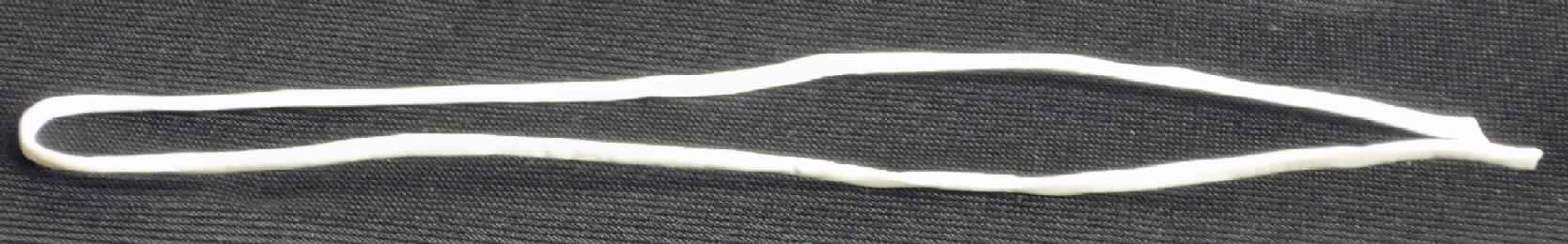 Angaben des Antragstellers:
Flachdichtung aus PTFE (Polytetrafluorethylen), Durchmesser 2,0 mm

Untersuchungsergebnis an einem Warenmuster:
Abschnitt eines weißen, weichen, flexiblen, abgeflachten Kunststoffmonofils (Breite: ca. 2 mm).

Befund:
Monofile mit einem größten Durchmesser von mehr als 1 mm, Stäbe, Stangen und Profile, auch mit Oberflächenbearbeitung, jedoch nicht weiter bearbeitet, aus Kunststoffen: aus anderen Kunststoffen: aus Additionspolymerisationserzeugnissen: andere als für bestimmte Luftfahrzeuge.