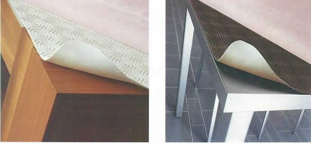 Angaben des Antragstellers:
Tischschoner d-c-fix, rechteckig
Polyester-Trikot mit PVC-Schaumfolie, geprägt.

Untersuchungsergebnisse an einem Warenmuster:
Weißes Flacherzeugnis aus Zellkunststoff (Dicke: ca. 2 mm). Die Ware ist einseitig mit einem regelmäßigem Muster geprägt und auf der anderen Seite mit einem feinen, weißen Gewirke verstärkt.

Befund:
Es liegt ein verstärktes Flacherzeugnis aus Zellkunststoff im Sinne der Position 3921 vor.