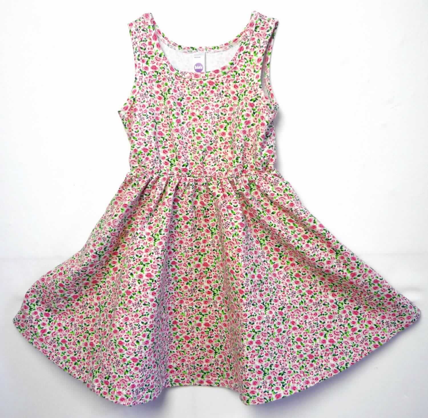 Kleid, sog. Skaterkleid für Kinder, Art. RSA0140, Größe 2 (entspricht Größe 92), Foto siehe Anlage,
- aus ca. 0,5 mm dicken, buntbedruckten Gewirken aus laut Antrag 95 % Baumwolle und 5 % Elasthan 
  (synthetische Chemiefasern),
- über den halben Oberschenkel reichend (Rückenlänge: ca. 52 cm),
- mit einem runden Halsausschnitt,
- ohne Öffnung und ohne Verschluss,
- ärmellos,
- am unteren Rand durch Umschlagen und Festnähen gesäumt,
- kann ohne ein weiteres, den Unterkörper bedeckendes Kleidungsstück getragen werden.

"Kleid, aus Gewirken, für Mädchen, aus Baumwolle"