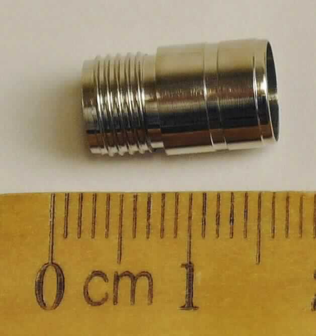 Es handelt sich bei dem sog. Gewindestück um ein nach technischer Zeichnung gefertigtes 13,5 mm langes und rundes Messingteil (Durchmesser ca. 7 mm), das auf der einen Seite mit einem Gewinde versehen ist.
Das Gewindestück wird als Verbindungsstück zwischen Schaft und Spitze eines Kugelschreibergehäuses eingesetzt und stellt ein erkennbar hauptsächlich für einen Kugelschreiber bestimmtes Teil dar.

Die Ware ist als "Teil für einen Kugelschreiber, sog. Gewindestück" einzureihen.
