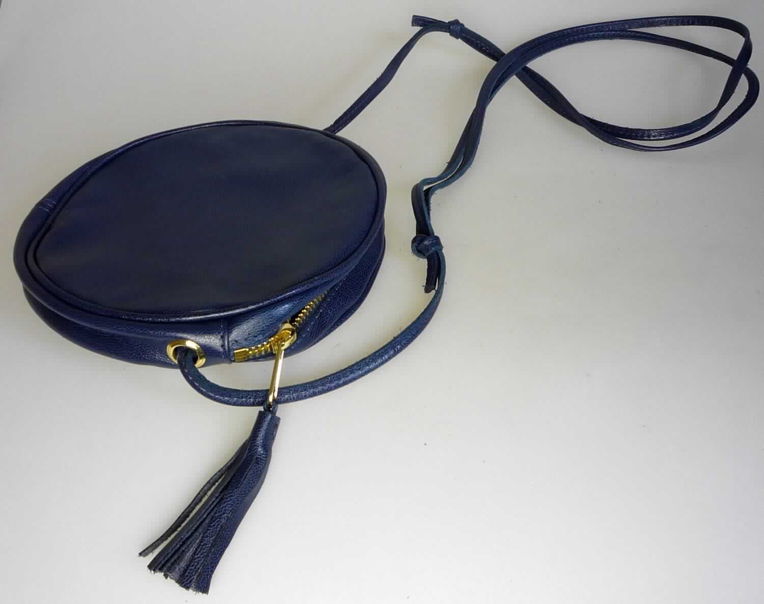 Handtasche, sog. Accessoire Nachrichten Tasche, Art.: RSALH561, Foto siehe Anlage,
- mit einer Außenseite aus Leder,
- mit einem in der Länge verstellbaren Schultertrageriemen,
- mit einem Reißverschluss versehen,
- ungefüttert, ohne Inneneinteilung,
- mit einer runden Form,
- mit einem Durchmesser von ca. 17 cm und einer Tiefe von ca. 4,5 cm,
- nach den Abmessungen und dem Gesamteindruck eine Handtasche, da dazu bestimmt, kleinere
  persönliche Gegenstände aufzunehmen,
- ohne Hinweise auf Handarbeit.

"Handtasche, mit Außenseite aus Leder, nicht handgearbeitet"