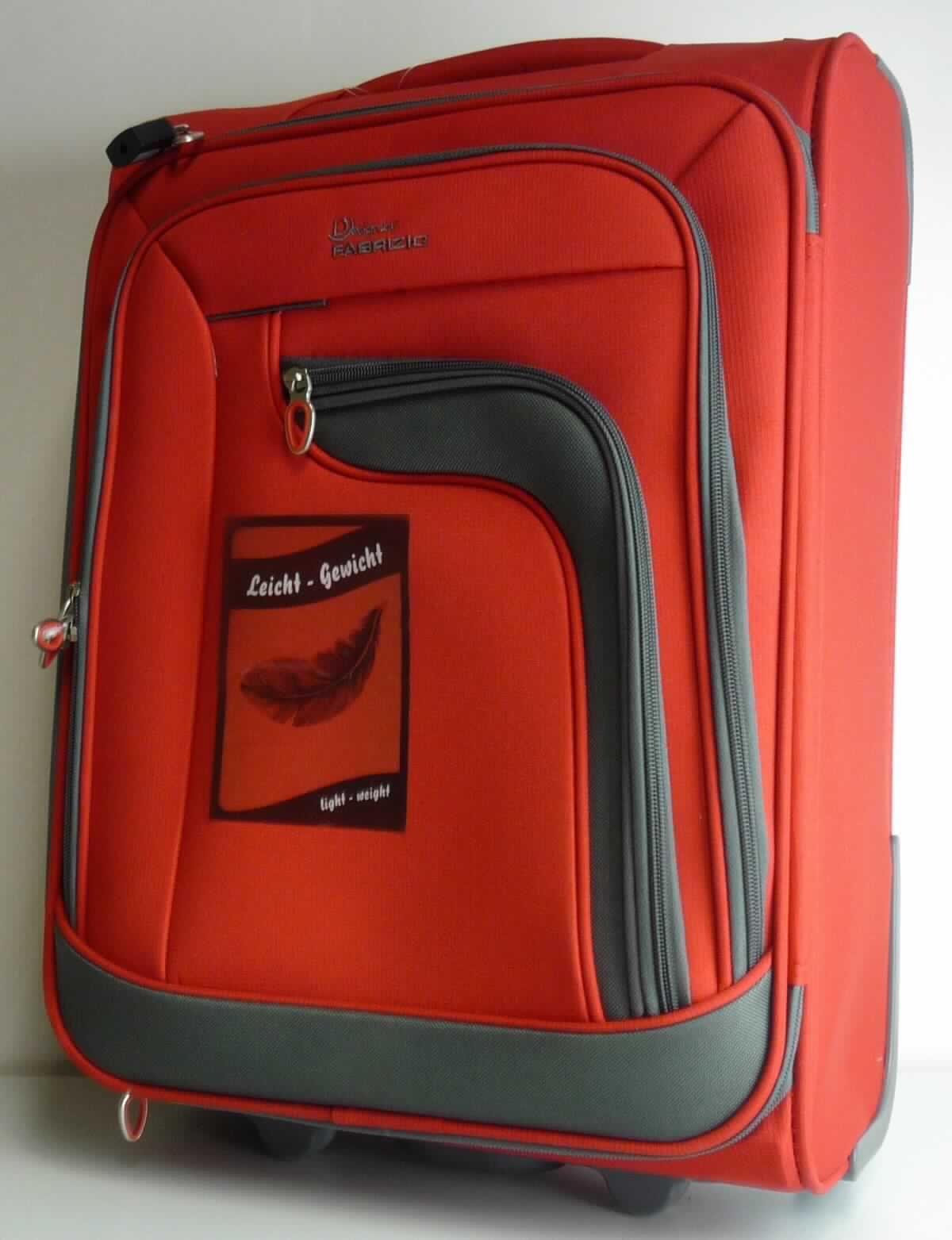 Reisekoffer, sog. Reisekoffer Trolley, Abbildung siehe Anlage, 
- mit einer Außenseite aus Spinnstoffen, 
- in den Abmessungen: ca. 48 cm (Höhe) x 34 cm (Breite) x 19 cm (Tiefe), 
- am Boden mit zwei Rollen ausgestattet, 
- formstabil; mit einem ausziehbaren Griff und einem Handtragegriff auf der Oberseite,
- mit zwei aufgesetzten Vorfächern mit Reißverschluss, 
- mit einem gefütterten Hauptfach mit einem an drei Seiten umlaufenden Doppelreißverschluss,
- - innen mit Zurrgurten ausgestattet und an einer Schmalseite mit einem netzartig durchbrochenen
    Fach mit Reißverschluss, 
- - an der Deckelinnenseite mit einem schmalen Fach mit Spanngurten und Reißverschluss, 
- ohne Hinweise auf Handarbeit.

"Reisekoffer, mit Außenseite aus Spinnstoffen, nicht handgearbeitet"