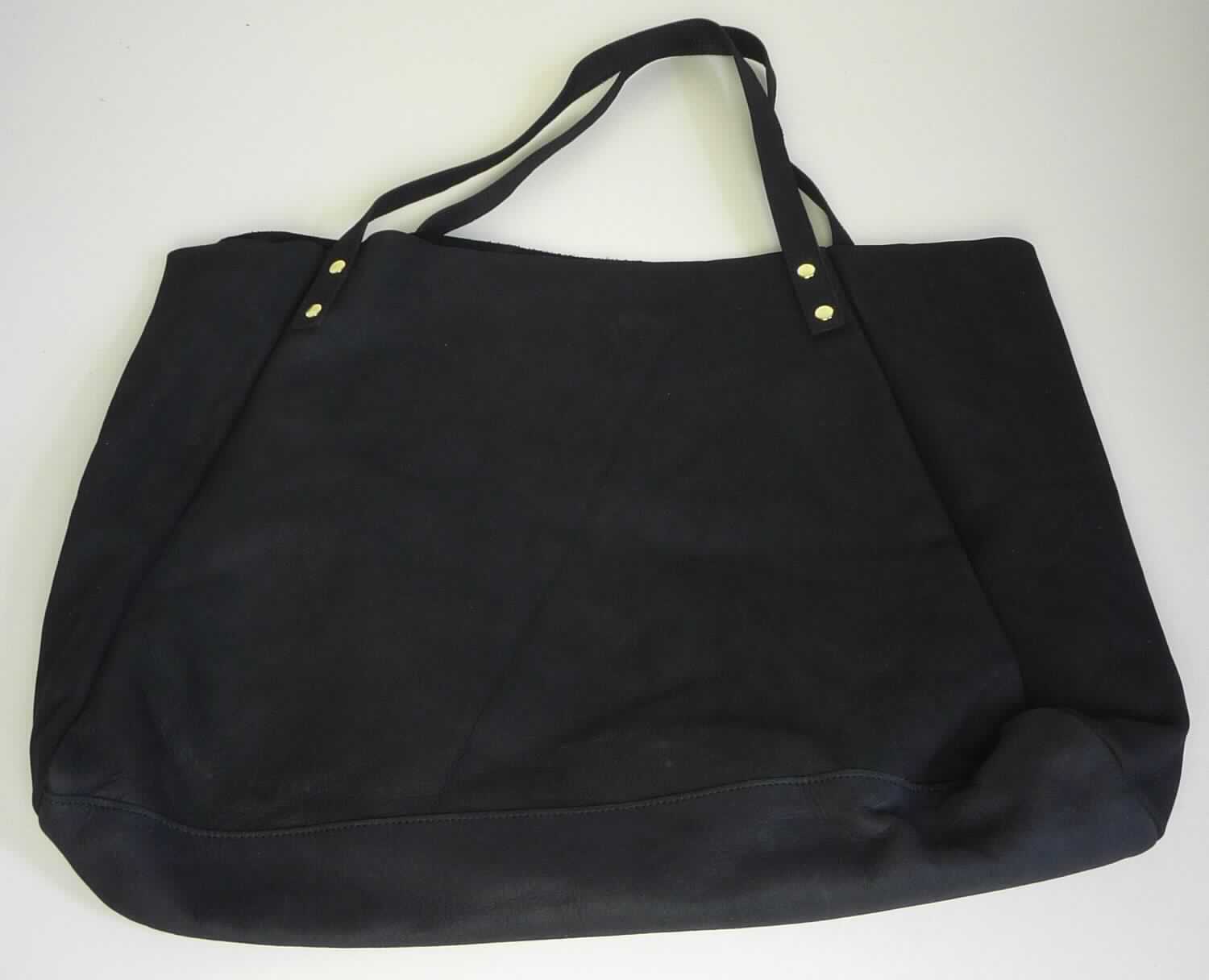 Einkaufstasche, sog. Accessoire Handtasche, Art.: RSALH530, Foto siehe Anlage,
- mit einer Außenseite aus Leder,
- mit zwei Tragegriffen,
- am oberen Ende offen, ohne Verschluss,
- nicht gefüttert, ohne Inneneinteilung,
- mit einer Breite von ca. 41 cm, einer Höhe von ca. 33 cm und einer Tiefe von ca. 19 cm,
- keine Handtasche, da aufgrund der Größe nicht dazu bestimmt, kleinere persönliche Gegenstände aufzunehmen,
- ohne Hinweise auf Handarbeit.

"Einkaufstasche, mit Außenseite aus Leder, nicht handgearbeitet"