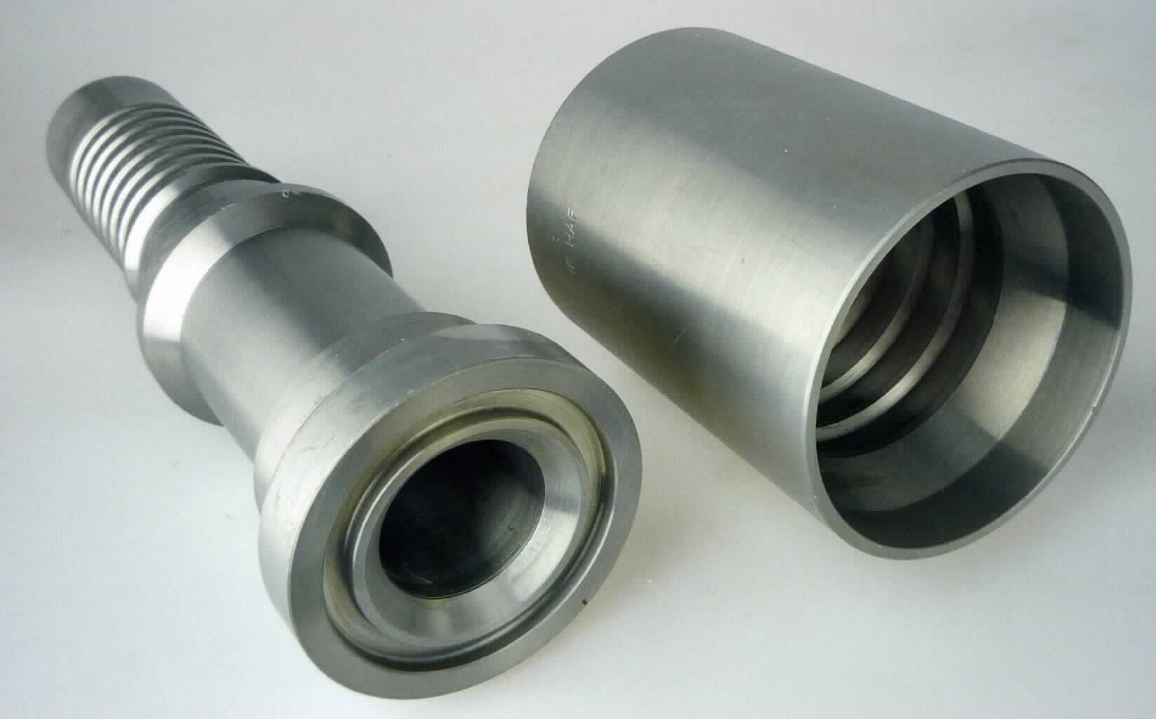 Rohrverbindungsstück aus Stahl; Pressarmatur

Die Ware stellt sich dar als aus Stahl (Werkstoffbezeichnung C45) gefertigte Erzeugnisse, bestehend aus einem sog. Pressnippel und einer sog. Schälfassung.
Bei dem Pressnippel handelt es sich um ein hohlzylindrisches Erzeugnis, das über die gesamte Länge mehrfach abgestuft und seiner Verwendung entsprechend ausgeformt ist (Länge etwa 16,3 cm, max. Durchmesser etwa 6 cm). Bei der Schälfassung handelt es sich um ein zylindrisches Hohlerzeugnis, das im Inneren mit diversen Abstufungen nd Ausfräsungen versehen sind.
Die Erzeugnisse werden gemeinsam als Verbindungs- bzw. Anschlussstücke für Hydraulikschläuche verwendet. Dazu wird der Pressnippel in den Schlauch geschoben und über die Schälfassung durch mechanische Umformung mit dem Schlauch verbunden.

Die Ware ist als anderes Rohrverbindungsstück aus anderem als nicht rostendem Stahl, mit einem größten äußeren Durchmesser von 609,6 mm oder weniger in den TARIC-Code 7307 99 80 98 einzureihen.