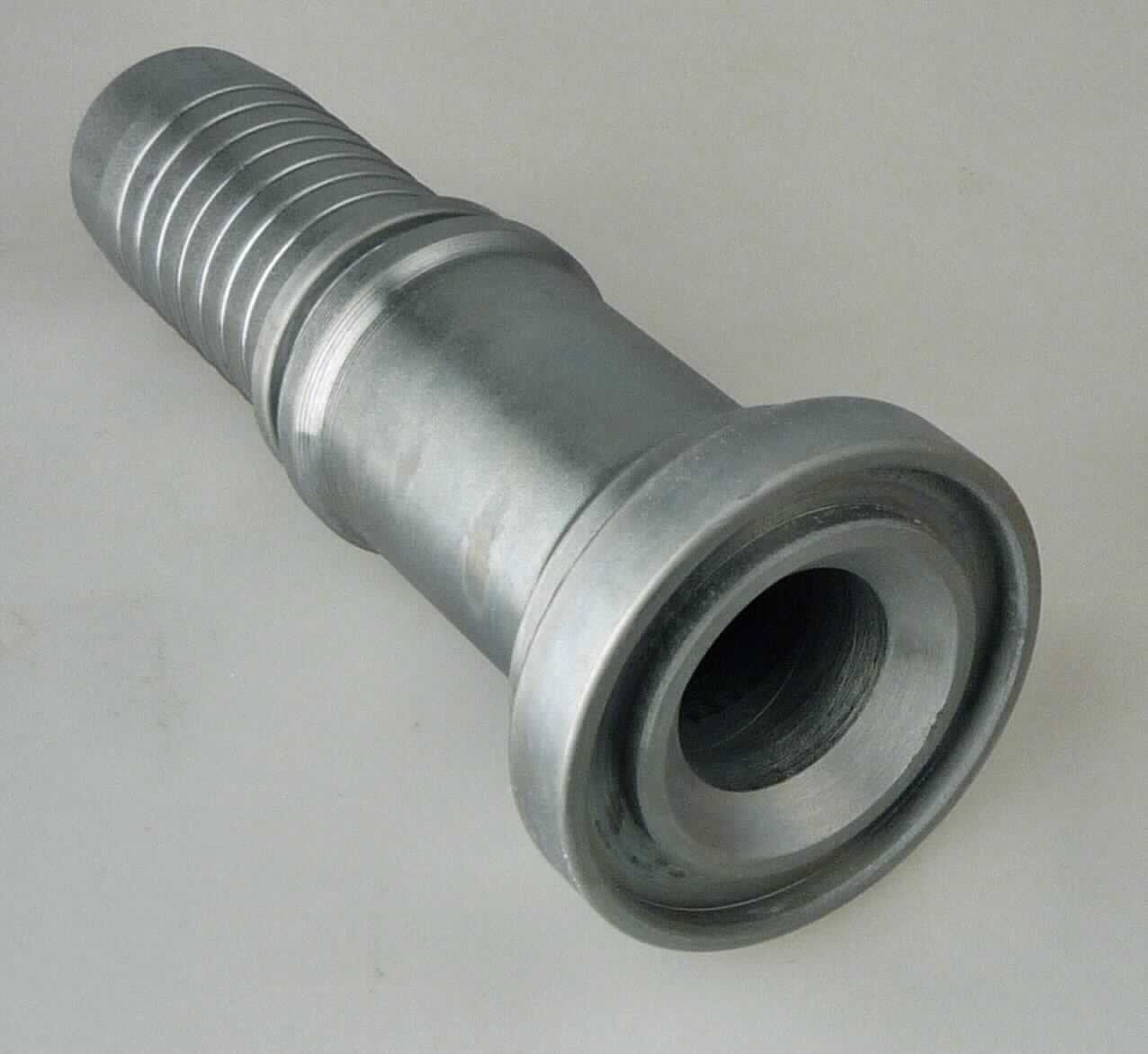 Rohrverbindungsstück aus Stahl; Pressnippel

Die Ware stellt sich dar als ein aus Stahl (Pressnippel, Werkstoffbezeichnung C45) gefertigtes Erzeugnis.
Bei dem Pressnippel handelt es sich um ein hohlzylindrisches Erzeugnis, das über die gesamte Länge mehrfach abgestuft und seiner Verwendung entsprechend ausgeformt ist (Länge etwa 16,3 cm, max. Durchmesser etwa 6 cm)..

Das Erzeugnis wird als Verbindungs- bzw. Anschlussstück für Hydraulikschläuche verwendet. Dazu wird der Pressnippel in den Schlauch geschoben und über eine Schälfassung (nicht Gegenstand dieser vZTA) durch mechanische Umformung mit dem Schlauch verbunden.

Die Ware ist als anderes Rohrverbindungsstück aus anderem als nicht rostendem Stahl, mit einem größten äußeren Durchmesser von 609,6 mm oder weniger, dem TARIC-Code 7307 99 80 98 einzureihen.