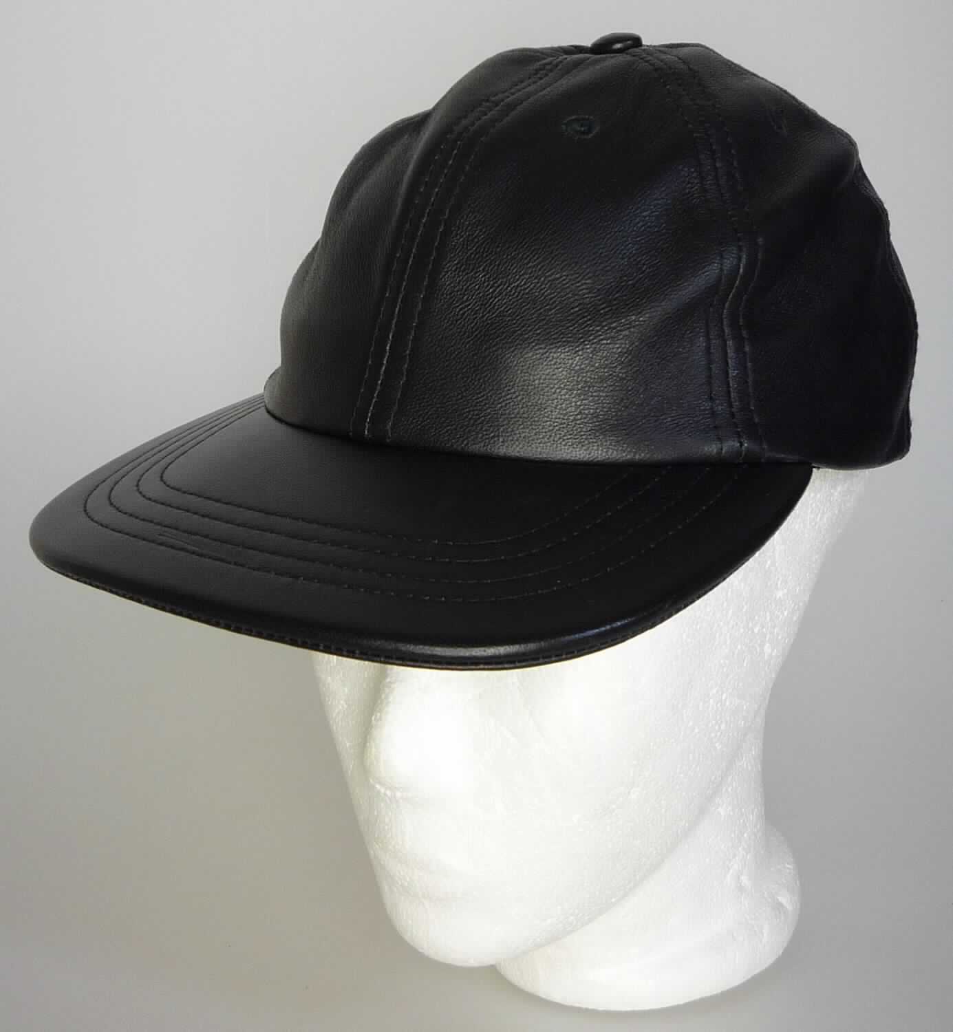 Kopfbedeckung, sog. Unisex Ledermütze, Art.: RSALH508, Foto siehe Anlage:
- aus Leder zusammengenäht,
- mit Schirm,
- mittels einer durch eine Schnalle verlaufenden Lasche aus Leder zu verengen,
- mit einem Futter aus Spinnstoffen und einem Schweißband ausgestattet.

"Andere Kopfbedeckung, ausgestattet, andere als Sicherheitskopfbedeckung, aus Leder"