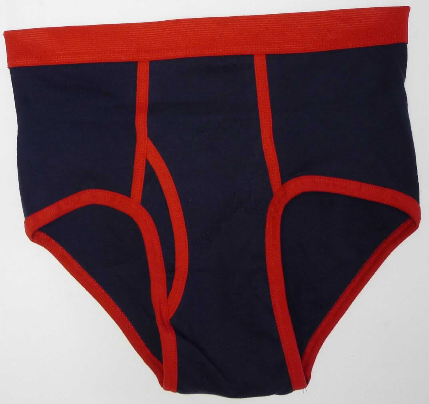 Slip, sog. Strick Unterhose, Art. 4415, Größe M, Foto siehe Anlage,
- in einem Polybeutel mit bedrucktem Papiereinleger verpackt,
- aus ca. 0,7 mm dicken, einfarbigen Gewirken aus laut Antrag 100 % Baumwolle,
- in der Taille abschließend, mit einem ca. 3,0 cm breiten, elastischen Taillenbund aus Geweben aus Spinnstoffen,
- ohne Öffnung und ohne Verschluss,
- im vorderen Bereich mit Eingriff; aufgrund des Schnitts eindeutig als Männerkleidung erkennbar,
- mit hohen Beinausschnitten, an den Rändern mit schmalen Randeinfassungen aus Gewirken aus Spinnstoffen 
  versehen.

"Slip, aus Gewirken, für Männer, aus Baumwolle"