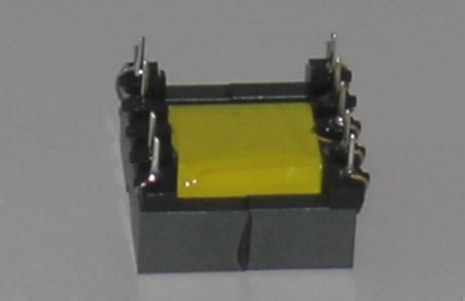 Transformator,
- aus drei induktiv gekoppelten Kupferdrahtwicklungen mit einem gemeinsamen Ferritkern, 
- auf einem Träger mit neun Anschlussstiften,
- mit einer Leistung von 0,03 kVA,
- zur Verwendung in Geräten verschiedener Anwendungsbereiche.

Das Erzeugnis ist als "elektrischer Transformator, kein Transformator mit Flüssigkeitsisolation, mit einer Leistung von 1 kVA oder weniger, kein Messwandler, nicht für zivile Luftfahrzeuge" einzureihen.