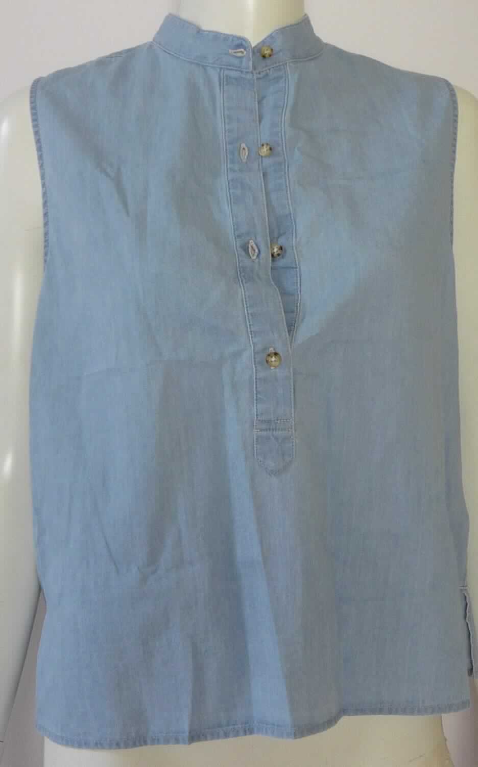 Bluse, sog. gewebte ärmellose Bluse für Frauen, Art. RSADM321, Größe S, Foto siehe Anlage,
- aus ca. 0,4 mm dicken (leichten), buntgewebten Geweben aus laut Antrag 100 % Baumwolle,
- über die Taille reichend (Rückenlänge: ca. 58 cm), 
- mit einem schmalen Stehkragen,
- im Rücken mit Schultersattel,
- vorn mit einer nicht durchgehenden Öffnung mit Knopfverschluss von rechts über links (Frauenkleidung),
- ärmellos, mit weiten Armausschnitten,
- am unteren Rand durch Umschlagen und Festnähen gesäumt und seitlich mit ca. 6 cm hohen Seitenschlitzen 
  versehen.

"Bluse, aus Geweben, für Frauen, aus Baumwolle, nicht nach dem Batik-Verfahren handbedruckt "