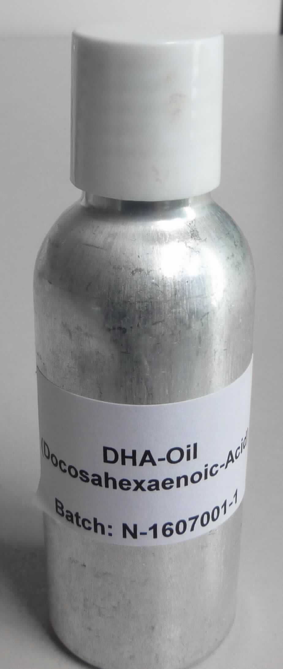 DHA-Öl

Angaben des Antragstellers:
Zusammensetzung: Öl aus der Meeresalge (Mikroalge) Schizochytrium sp., eine reiche Omega-3-Docosahexaensäure-Quelle. Tocopherole und Ascorbylpalmitat sind als Antioxidantien zugesetzt. 
Verwendung: Herstellung von diätetischen Lebensmitteln für bilanzierte Diäten nach Diätverordnung.
Handelsübliche Verpackungseinheit: 20 kg/steel drum oder 5 kg/aluminium can

Feststellungen anhand einer Warenprobe:
Warenbeschaffenheit: Hellgelbes, klares Öl. Geruch: ölig, fettig, nach Meeresalgen.

Befund:
Die Einreihung erfolgt auf der Grundlage der Antragsangaben. Nach den Angaben des Antragstellers liegt eine genießbare Zubereitung auf der Grundlage eines flüssigen Öles aus einer Meeresalge mit geringen Zusätzen vor.

Margarine; genießbare Mischungen und Zubereitungen von tierischen oder pflanzlichen Fetten und Ölen sowie von Fraktionen verschiedener Fette und Öle dieses Kapitels, ausgenommen genießbare Fette und Öle sowie deren Fraktionen der Position 1516: andere: andere: andere: andere.