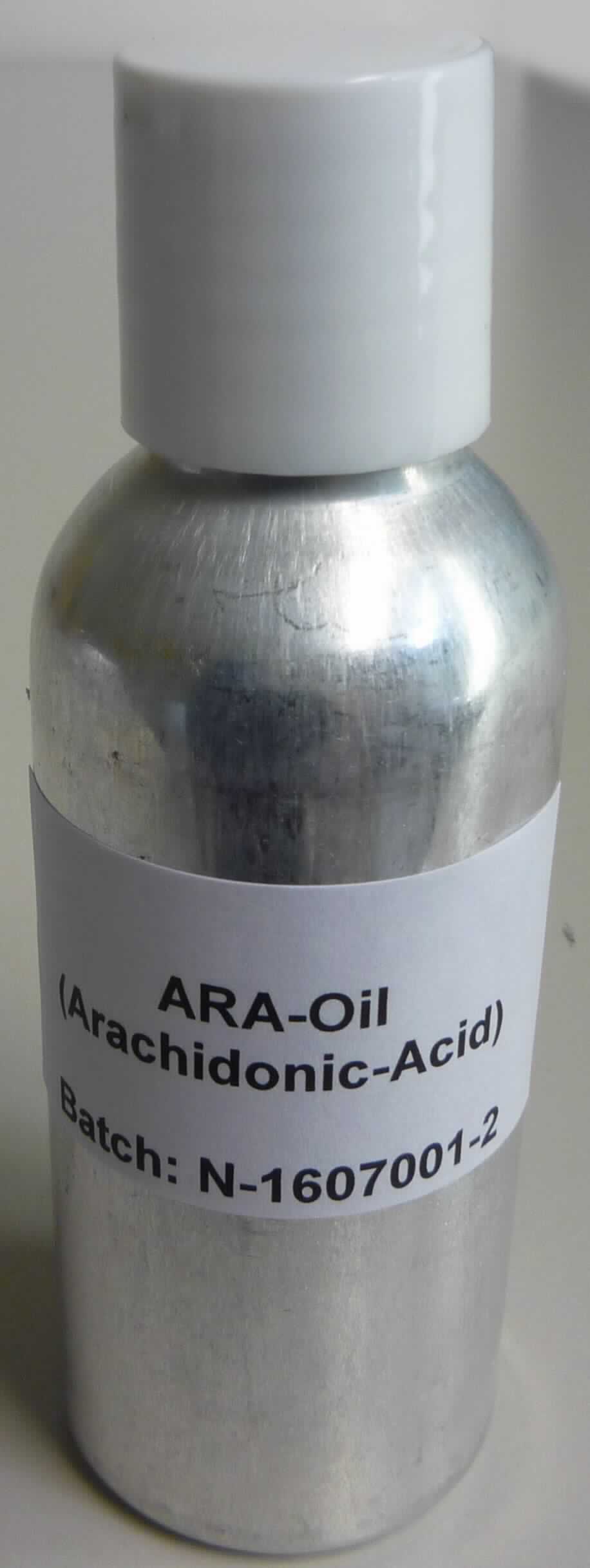 Angaben des Antragstellers:
Zusammensetzung: Öl aus der Meeresalge (Mikroalge) mortierella alpina, eine reiche Arachidonsäure-Quelle. Tocopherole und Ascorbylpalmitat sind als Antioxidantien zugesetzt. 
Verwendung: Herstellung von diätetischen Lebensmitteln für bilanzierte Diäten nach Diätverordnung.
Handelsübliche Verpackungseinheit: 5 kg/can

Feststellungen anhand einer Warenprobe:
Warenbeschaffenheit: Hellgelbes, klares Öl. Geruch: ölig, fettig.

Befund:
Die Einreihung erfolgt auf der Grundlage der Antragsangaben. Nach den Angaben des Antragstellers liegt eine genießbare Zubereitung auf der Grundlage eines flüssigen Öles aus einer Mikroalge mit geringen Zusätzen vor.

Margarine; genießbare Mischungen und Zubereitungen von tierischen oder pflanzlichen Fetten und Ölen sowie von Fraktionen verschiedener Fette und Öle dieses Kapitels, ausgenommen genießbare Fette und Öle sowie deren Fraktionen der Position 1516: andere: andere: andere: andere.