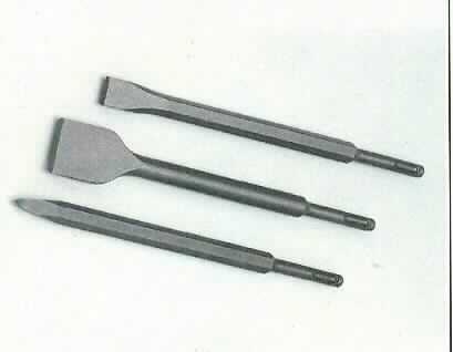 3-tlg. Meißelsatz, bestehend aus

- einem Spitzmeißel

- einem Flachmeißel, Breite der Klinge 20 mm

- und einem Spatenmeißel, Breite der Klinge 40 mm

- alle vollständig aus Stahl (Cr 40)

- alle mit einem Ende für das SDS-plus-Einstecksystem für Bohrmaschinen und Bohrhämmer

- gemeinsam in einem Poly-Beutel mit Pappreiter verpackt

(Antragstellerangaben)

Abbildung siehe Anlage.

Derartige Erzeugnisse gehören als "andere auswechselbare Werkzeuge zur Verwendung in Werkzeugmaschinen, mit arbeitendem Teil aus Stahl, andere als für die Metallbearbeitung" zur Codenummer 8207 9099 00 0 des Zoltarifs.
