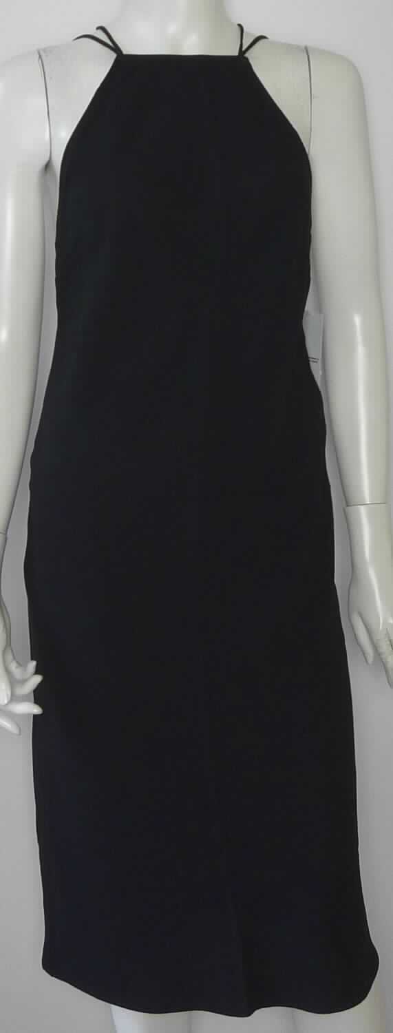 Kleid, sog. Gewebtes mittellanges Kleid für Frauen, Art. RSACRP301, Größe S, Foto siehe Anlage,
- aus ca. 0,6 mm dicken, einfarbigen Geweben aus laut Antrag 95 % Polyester und 5 % Elasthan (beides
  synthetische Chemiefasern),
- über das Knie reichend (Rückenlänge: ca. 110 cm),
- mit schmalen, verstellbaren Spagettiträgern,
- ohne Öffnung und ohne Verschluss,
- mit einem tiefen Rückenausschnitt,
- am unteren Rand durch Umschlagen und Festnähen gesäumt,
- kann ohne ein weiteres, den Unterkörper bedeckendes Kleidungsstück getragen werden.

"Kleid aus Geweben, für Frauen, aus synthetischen Chemiefasern"