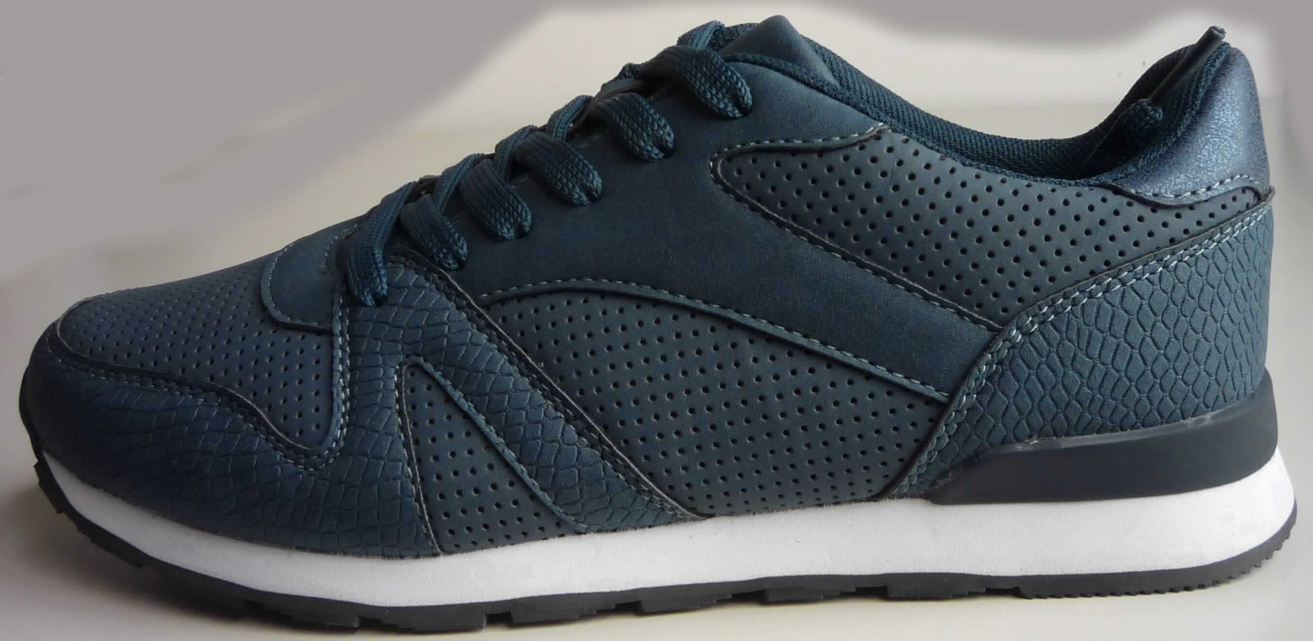 Halbschuhe (lt. Antrag: "Damen Retro Sneaker, blau, Art. 384276", Foto siehe Anlage)
- mit Laufsohlen aus Kautschuk,
- mit Oberteil (geschlossenes Blatt) aus Kunststoff (Spinnstoff mit einer mit bloßem 
  Auge wahrnehmbaren Außenschicht aus Kunststoff),
- mit Schnürsenkelverschluss,
- nicht mit Dornen, Krampen, Klammern, Stollen oder ähnlichen Vorrichtungen versehen oder für deren 
  Anbringung hergerichtet (keine Sportschuhe),
- ohne Metallschutz in der Vorderkappe,
- nicht den Knöchel bedeckend,
- mit einer Länge der Innensohle von mehr als 24 cm,
- nicht als Männer- oder Frauenschuhe erkennbar

"Schuhe mit Laufsohlen aus Kautschuk und Oberteil aus Kunststoff, andere als in der Pos. 6401 und in
 den UPos. 6402 1210 bis 6402 9991 genannt, nicht als Männer- oder Frauenschuhe erkennbar"