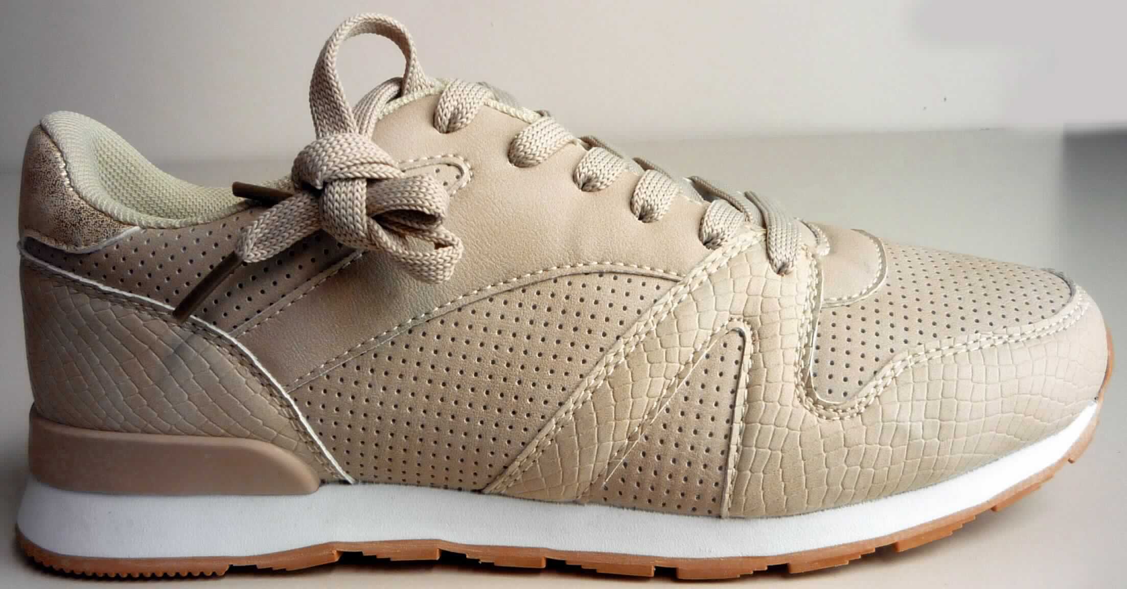 Halbschuhe (lt. Antrag: "Damen Retro Sneaker, beige, Art. 384276", Foto siehe Anlage)
- mit Laufsohlen aus Kautschuk,
- mit Oberteil (geschlossenes Blatt) aus Kunststoff (Spinnstoff mit einer mit bloßem 
  Auge wahrnehmbaren Außenschicht aus Kunststoff),
- mit Schnürsenkelverschluss,
- nicht mit Dornen, Krampen, Klammern, Stollen oder ähnlichen Vorrichtungen versehen oder für deren 
  Anbringung hergerichtet (keine Sportschuhe),
- ohne Metallschutz in der Vorderkappe,
- nicht den Knöchel bedeckend,
- mit einer Länge der Innensohle von mehr als 24 cm,
- nicht als Männer- oder Frauenschuhe erkennbar

"Schuhe mit Laufsohlen aus Kautschuk und Oberteil aus Kunststoff, andere als in der Pos. 6401 und in
 den UPos. 6402 1210 bis 6402 9991 genannt, nicht als Männer- oder Frauenschuhe erkennbar"