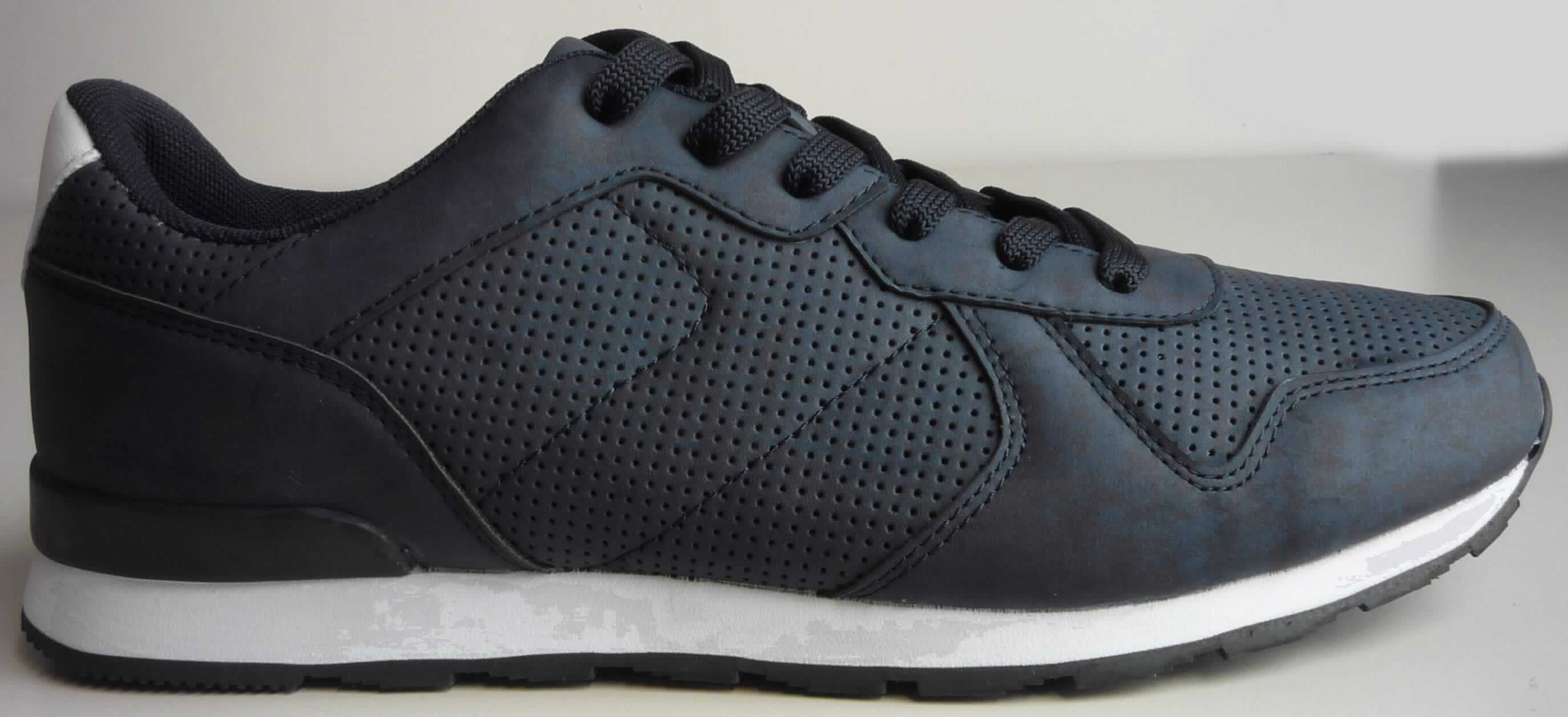 Halbschuhe (lt. Antrag: "Herren Retro Sneaker, blau, Art. 384277", Foto siehe Anlage)
- mit Laufsohlen aus Kautschuk,
- mit Oberteil (geschlossenes Blatt) aus Kunststoff (Spinnstoff mit einer mit bloßem 
  Auge wahrnehmbaren Außenschicht aus Kunststoff),
- mit Schnürsenkelverschluss,
- nicht mit Dornen, Krampen, Klammern, Stollen oder ähnlichen Vorrichtungen versehen oder für deren 
  Anbringung hergerichtet (keine Sportschuhe),
- ohne Metallschutz in der Vorderkappe,
- nicht den Knöchel bedeckend,
- mit einer Länge der Innensohle von mehr als 24 cm,
- nicht als Männer- oder Frauenschuhe erkennbar

"Schuhe mit Laufsohlen aus Kautschuk und Oberteil aus Kunststoff, andere als in der Pos. 6401 und in
 den UPos. 6402 1210 bis 6402 9991 genannt, nicht als Männer- oder Frauenschuhe erkennbar"