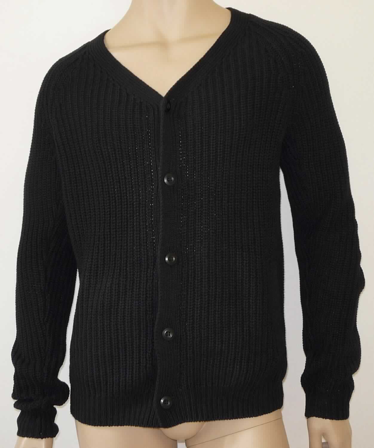 Blousonähnliches Kleidungsstück, sog. Poly Strickjacke für Männer, RSAKWRFC, Größe S, 
Foto siehe Anlage,
- aus ca. 3,3 mm dicken, einfarbigen Gestricken aus laut Antrag 50 % Polyester (synthetische Chemiefasern) 
  und 50 % Baumwolle,
- über die Taille reichend (Rückenlänge: ca. 68 cm),
- mit einem V-förmigen Ausschnitt,
- mit einer durchgehenden Öffnung mit Knopfverschluss von links über rechts (Männerkleidung),
- mit langen, über den unteren Rand des Kleidungsstücks hinausreichen Ärmeln, an den Ärmelenden mit 
  verengenden Bündchen,
- vorn mit zwei Eingriffstaschen unterhalb der Taille,
- am unteren Rand mit einem verengenden Bund,
- erfüllt die Merkmale zur Einreihung als blousonähnliches Kleidungsstück, somit kein Kleidungsstück der 
  Position 6110.

"Blousonähnliches Kleidungsstück aus Gewirken, für Männer, aus Chemiefasern"