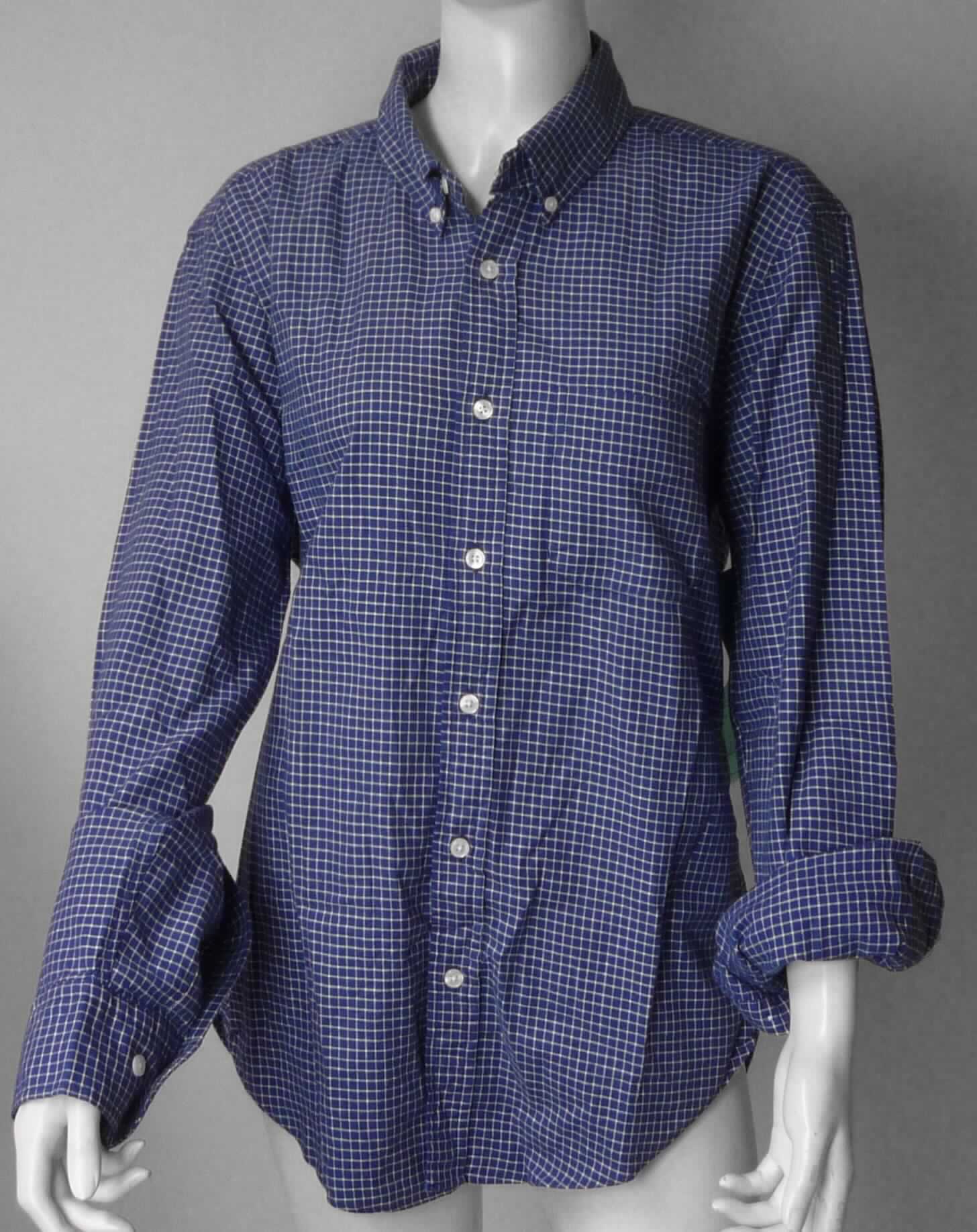 Hemd, sog. Woven Mens Cotton Tailored Shirt, Art. RSACP4256P, Größe M, Foto siehe Anlage,
- aus ca. 0,4 mm dicken, buntgewebten Geweben aus laut Antrag 100 % Baumwolle,
- über die Taille reichend (Rückenlänge: ca. 73 cm),
- mit einem Umlegekragen,
- im Rücken mit Schultersattel,
- vorn mit einer durchgehenden Öffnung mit Knopfverschluss von links über rechts (Männerkleidung),
- mit langen Ärmeln mit manschettenartigen Abschlüssen,
- mit einer aufgesetzten, offenen Brusttasche auf der linken Seite,
- am unteren, abgerundeten Rand durch Umschlagen und Festnähen gesäumt.

"Hemd, aus Geweben, für Männer, aus Baumwolle, nicht nach dem Batik-Verfahren handbedruckt"