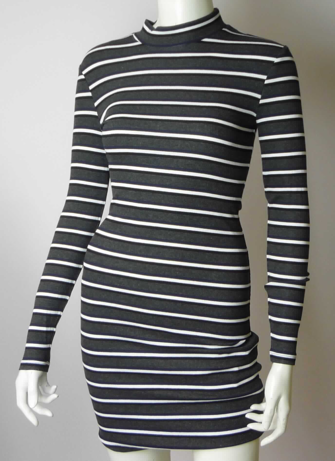 Kleid, sog. Women`s Knit Dress, Art. RSATO3364S, Größe S, Foto siehe Anlage,
- aus ca. 0,6 mm dicken, buntgewirkten Gewirken (melierten Garnen) aus laut Antrag 90 % Viskose (künstliche 
  Chemiefasern), 5 % Polyester und 5 % Elasthan (beides synthetische Chemiefasern), 
- über den halben Oberschenkel reichend (Rückenlänge: ca. 86 cm),
- mit einem Stehkragen,
- ohne Öffnung und ohne Verschluss,
- mit langen Ärmeln,
- am unteren Rand durch Umschlagen und Festnähen gesäumt,
- kann aufgrund der Länge ohne ein weiteres, den Unterkörper bedeckendes Kleidungsstück getragen werden.

"Kleid, aus Gewirken, für Frauen, aus künstlichen Chemiefasern"