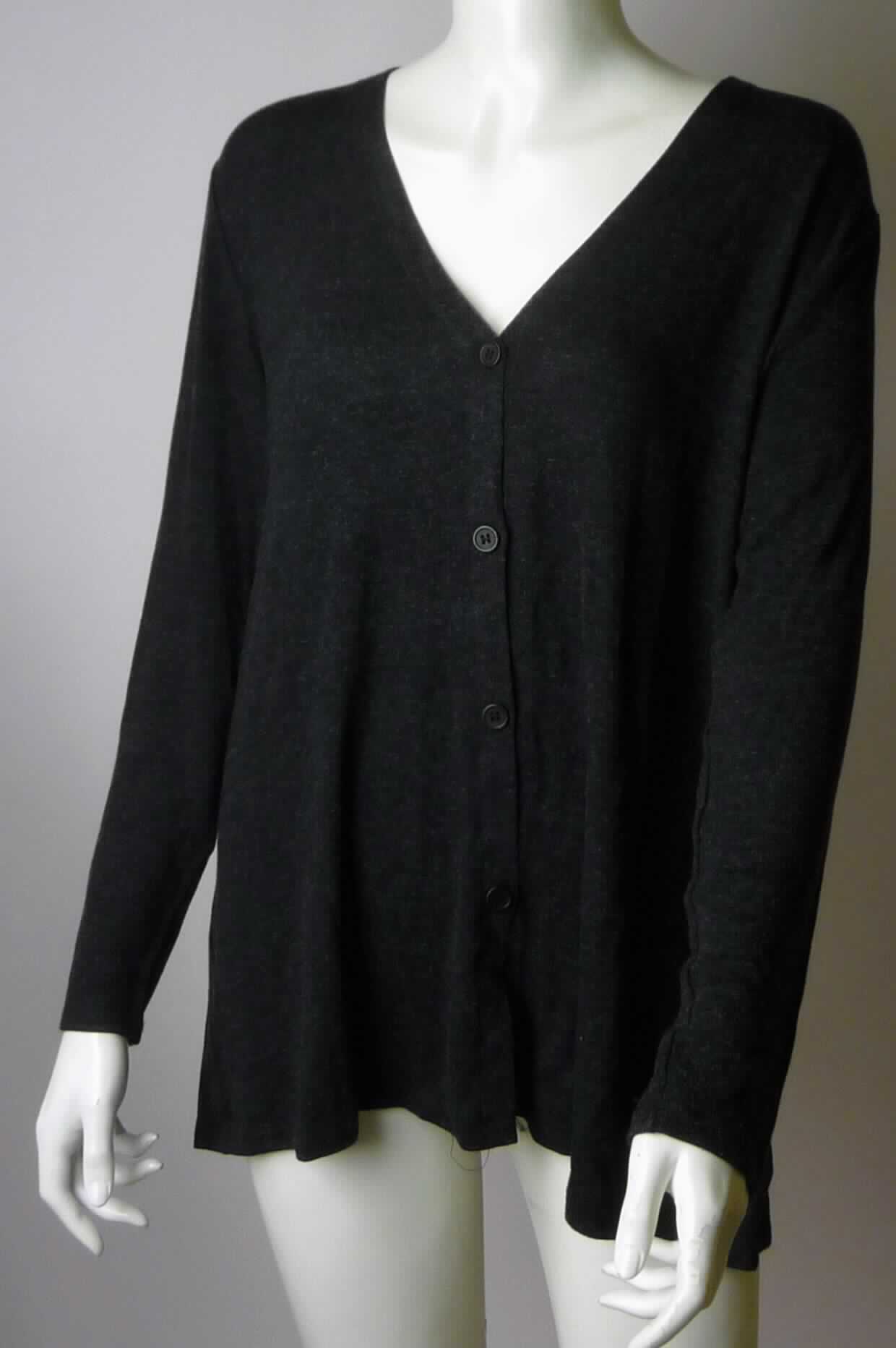 Hemdbluse, sog. Women`s Knit Cardigan, Art. RSAKN3378, Größe S, Foto siehe Anlage,
- aus ca. 0,7 mm dicken, buntgewirkten Gewirken (melierte Garne) aus laut Antrag 83 % Viskose, 14 % Acryl und 
  3 % Elasthan (alles Chemiefasern); in Längsrichtung mit durchschnittlich mehr als 10 Maschen je linearen 
  Zentimeter,
- über den Schritt reichend (Rückenlänge: ca. 72 cm),
- mit einem V-förmigen Halsauschnitt,
- vorn mit einer durchgehenden Öffnung mit Knopfverschluss von rechts über links (Frauenkleidung),
- mit langen Ärmeln,
- den Hemden für Männer entsprechend zugeschnitten,
- am unteren Rand durch Umschlagen und Festnähen gesäumt,
- erfüllt die Merkmale zur Einreihung als Hemdbluse, somit keine Ware der Position 6110.

"Hemdbluse, aus Gewirken, für Frauen, aus Chemiefasern"