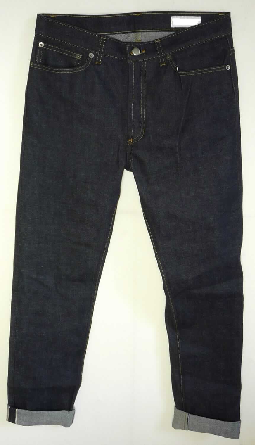 Lange Hose, sog. Jeanshose, Art. RSADM411, Größe 30, Foto siehe Anlage,
- aus ca. 0,8 mm dicken, buntgewebten, köperbindigen Denimgeweben aus laut Antrag 100 % Baumwolle, 
- in der Taille abschließend; mit einem angesetzten, ca. 4 cm breiten Taillenbund mit Gürtelschlaufen,
- vorn mit einer kurzen Öffnung mit Knopfverschluss mit Patte von links über rechts (Männerkleidung), die im Bund 
  mit einem zusätzlichen Knopf geschlossen wird,
- vorn mit zwei eingesetzten, offenen Taschen und einer aufgesetzten, kleinen Tasche sowie hinten mit zwei 
  aufgesetzten, offenen Gesäßtaschen,
- mit langen Hosenbeinen,
- an den Beinabschlüssen durch Umschlagen und Festnähen gesäumt,
- keine Arbeits- und Berufskleidung.

"Lange Hose, aus Geweben, für Männer, aus Baumwolle, keine Arbeits- und Berufskleidung, aus Denim"