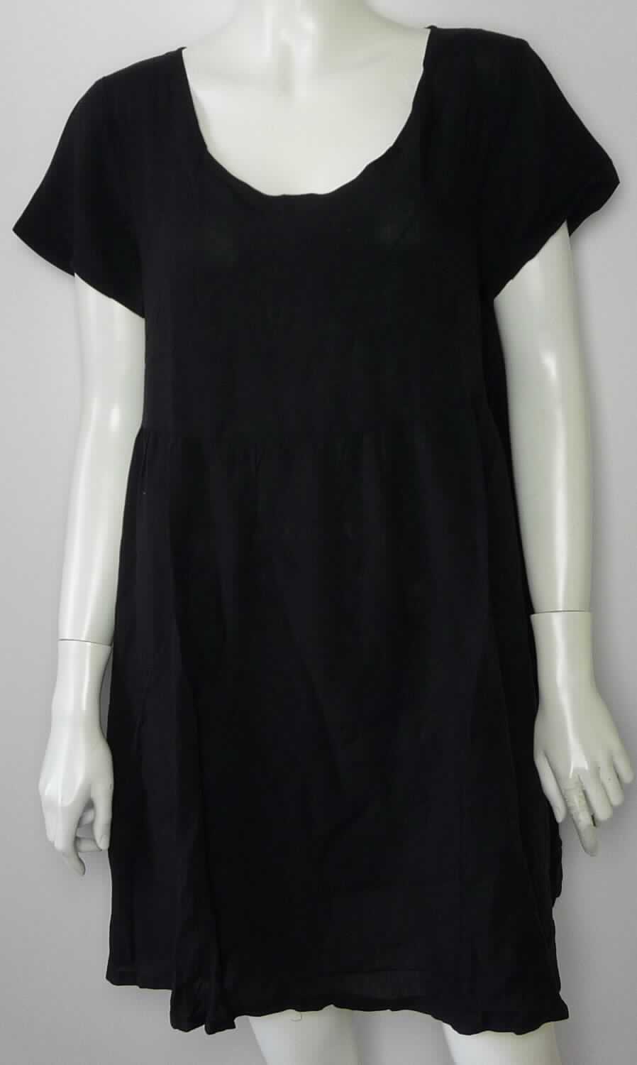 Kleid, sog. Gewebtes Viskose Kleid für Frauen, Art. RSARCH302, Größe M/L, Foto siehe Anlage,
- aus ca. 0,3 mm dicken, einfarbigen Geweben aus laut Antrag 100 % Viskose (künstliche Chemiefasern),
- über den halben Oberschenkel reichend (Rückenlänge: ca. 87 cm),
- mit einem runden Halsausschnitt,
- ohne Öffnung und ohne Verschluss,
- mit kurzen Ärmeln,
- am unteren Rand durch Umschlagen und Festnähen gesäumt,
- kann ohne ein weiteres, den Unterkörper bedeckendes Kleidungsstück getragen werden.

"Kleid aus Geweben, für Frauen, aus künstlichen Chemiefasern, nicht nach dem Batik-Verfahren handbedruckt"