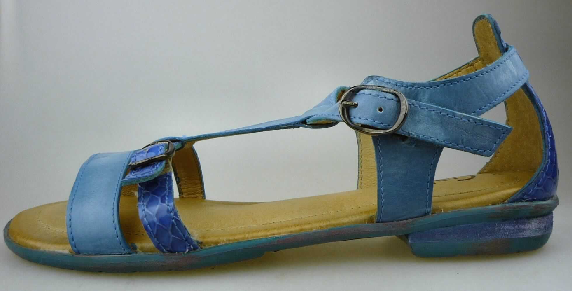 Freizeitsandalen (lt. Antrag: "Kinderschuh, Artikel-Nr. 67 300 01", Foto siehe Anlage)
- mit Laufsohlen aus (lt. Antrag) Kautschuk; ohne Hauptsohle aus Holz, 
- mit zehenfreiem Oberteil (nicht geschlossenes Blatt) aus Leder; das Leder ist teilweise musterbildend mit 
  Kunststoff bedruckt, um ein Reptilleder nachzuahmen,
- seitlich mit Schnallenverschluss,
- ohne Metallschutz in der Vorderkappe,
- nicht den Knöchel bedeckend, 
- mit einer größten Höhe des Absatzes und der Sohle von weniger als 3 cm,
- mit einer Länge der Innensohle von weniger als 24 cm

"Schuhe mit Laufsohlen aus Kautschuk und Oberteil aus Leder, andere als in den 
 UPos. 6403 1200 bis 6403 9911 genannt, mit einer Länge der Innensohle von weniger 
 als 24 cm"