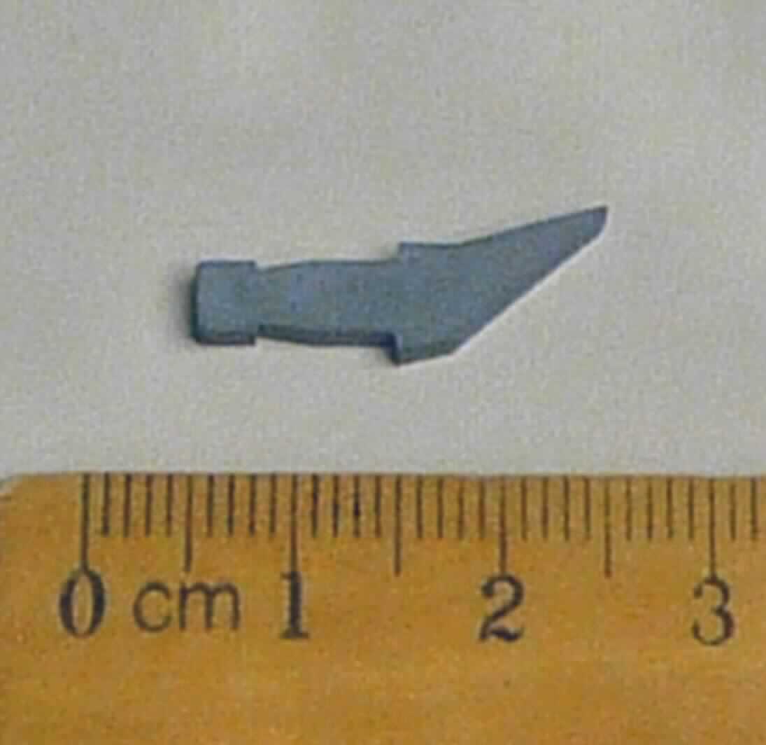 Sog. Stockspitze, ca. 200 mm x 6 mm x 2 mm groß (L x B x D), annähernd pfeilfömig mit leicht gebogener Spitze.
Die Ware stellt sich nach Antragsangaben und ergänzender Recherche aufgrund der spieziellen Formgebung und besonderen Materialbeschaffenheit erkennbar als Stockspitze für Langlauf(ski)stöcke dar und ist daher zolltarif-rechtlich als "Teil für andere als in den Unterpositionen 9506 1110 bis 9506 1200 genannte Ausrüstungsgegenstände für den Wintersport, in diesem Kapitel anderweit weder genannt noch inbegriffen " einzureihen.