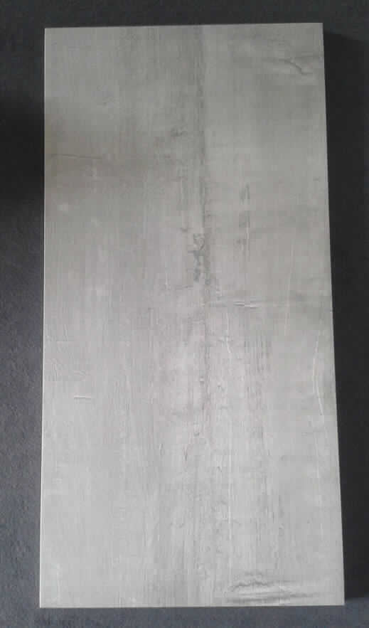 Fliesen, Boden- und Wandplatten, sog. Feinsteinzeug EMPEROR® mit Oberfläche R11, Foto siehe Anlage,
- in unterschiedlichen Farben; die Einreihung erfolgt anhand des vorgelegten Warenmusters 
  Typ VINTAGE WOOD weiß,
- in den Abmessungen: ca. 80 cm (Länge) x 40 cm (Breite) x 2 cm (Dicke),
- keramisches Erzeugnis; nach der Formgebung gebrannt; tonmineralhaltiges Material enthaltend,
- - laut Antrag mit einem Wasseraufnahmekoeffizienten von weniger als 0,5 %.

"Keramische Fliesen, Boden- und Wandplatten, andere als solche der Unterpositionen 6907 30
 und 6907 40, mit einem Wasseraufnahmekoeffizienten von weniger als 0,5 %"