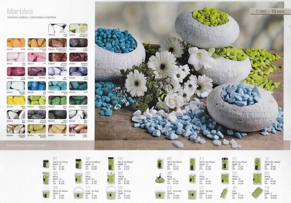 Angaben: Warenbezeichnung: Marbles 7-15mm, Muster 09  - Warenart: gefärbte Steine mit der Körnung 7-15mm - Herstellungsverfahren: Basismaterial ist Marmor (dieser wurde gebrochen), welcher mit einem
PU-Färbeverfahren gefärbt und gecoatet (Kunststoffschicht) wurde - Aufmachung: Verkauf in Kleinverpackungen - Verwendungszweck: ausschließlich zu Dekorationszwecken - Sonstiges: Farbvarianten gemäß Katalog-Abbildungen. 

Feststellungen: Äußere Beschaffenheit des vorgelegten Warenmusters: blaues, splittförmiges, teils rundliches Granulat - Korngröße: ca. 11 - 18mm.

Die Angaben der Antragstellerin werden als zutreffend unterstellt.  

Befund: Danach handelt es sich zolltariflich bei dem Granulat um eine Körnung von Naturstein, künstlich gefärbt, der Position 6802 des Zolltarifs.
