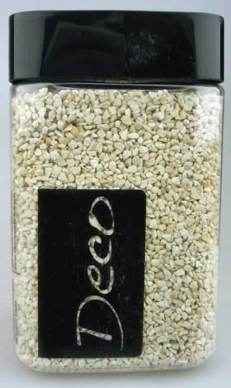Angaben: Warenbezeichnung: Perlkies 1,2.1,8mm - Jurakies, Muster 12 - Warenart: Natursand mit der Körnung 1,2-1,8mm  - Herstellungsverfahren: Basismaterial ist Jura Naturstein/Kalkstein (dieser wurde gebrochen) - Aufmachung: Verkauf in Kleinverpackungen - Verwendungszweck: ausschließlich zu Dekorationszwecken. 

Feststellungen: Äußere Beschaffenheit der vorgelegten Warenprobe: hellbeigefarbene, splittförmige, harte Steinkörnung - Korngröße: ca. 1 - 2,5mm.

Die Angaben der Antragstellerin werden als zutreffend unterstellt.

Befund: Zolltariflich handelt es sich bei dem Artikel um eine Körnung von Steinen (Kalkstein) der Position 2515 oder 2516 des Zolltarifs.