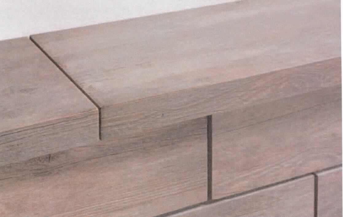 Fliese, sog. Abdeckplatte aus EMPEROR® - Endstück-, mit Oberfläche, Kopf und 2 Längsseiten aus R11, 
mit rektifizierten Kanten und mit sog. Betonkern, Fotos siehe Anlage,
- ein Warenmuster wurde nicht vorgelegt; die Einreihung erfolgt anhand der Antragsangaben,
- in unterschiedlichen Farben,
- in den Abmessungen: ca. 80 cm (Länge) x 28 cm (Tiefe) x 5 cm (Dicke),
- zusammengesetzte Ware aus Keramik und Beton,
- Keramik:
- - die Schauseite (Oberseite) und die Längsseiten und eine Schmalseite bildend,
- - ca. 2 cm dick,
- - keramisches Erzeugnis; nach der Formgebung gebrannt; tonmineralhaltiges Material enthaltend,
- - - laut Antrag mit einem Wasseraufnahmekoeffizienten von weniger als 0,5 %,
- Beton:
- - die Unterseite und eine Schmalseite bildend,
- - ca. 3 cm dick,
- die Keramik bestimmt im Hinblick auf das äußere Erscheinungsbild und die Verwendung der Ware
  als Fliese deren wesentlichen Charakter.

"Keramische Fliese, andere als solche der Unterpositionen 6907 30 und 6907 40, mit einem Wasser-
 aufnahmekoeffizienten von weniger als 0,5 %"