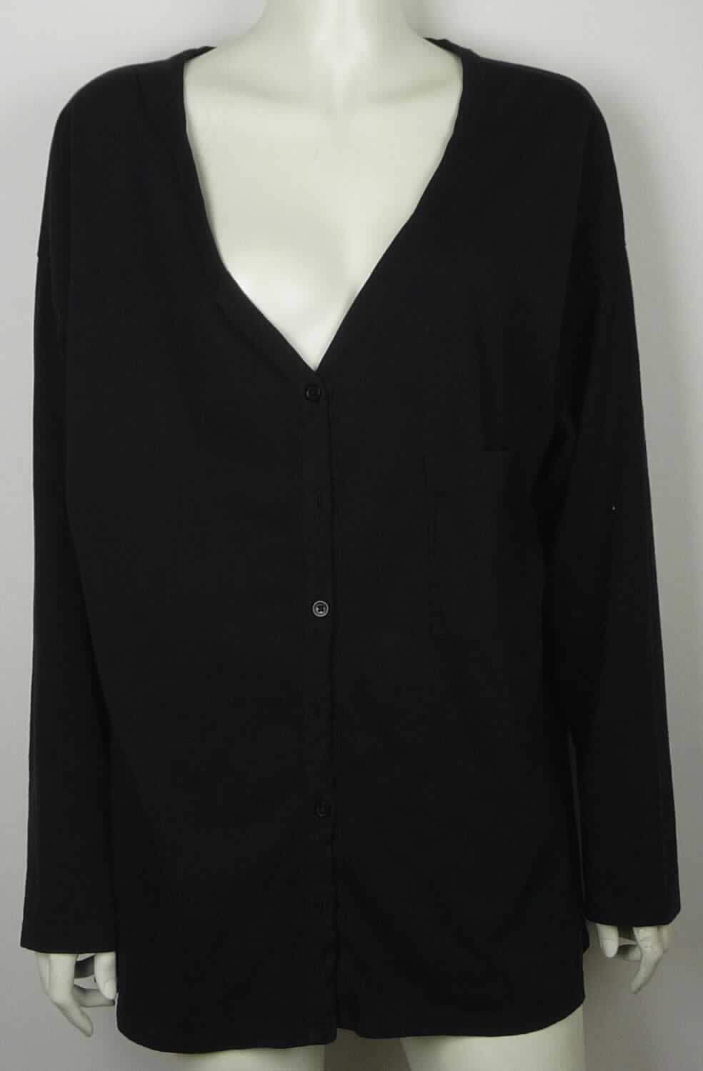 Hemdbluse, sog. Strickjacke für Frauen, Art. RSA2321, Größe XS/S, Foto siehe Anlage,
- aus ca. 0,6 mm dicken, einfarbigen Gewirken aus laut Antrag 100 % Baumwolle; mit durchschnittlich mehr als 
  10 Maschen in jeder Richtung je linearen Zentimeter,
- über den Schritt reichend (Rückenlänge: ca. 75 cm),
- mit einem V-förmigen Halsausschnitt,
- vorn mit einer durchgehenden Öffnung mit Knopfverschluss von rechts über links (Frauenkleidung),
- mit langen Ärmeln,
- mit einer aufgesetzten, offenen Brusttasche,
- den Hemden für Männer entsprechend zugeschnitten,
- am unteren Rand durch Umschlagen und Festnähen gesäumt sowie mit ca. 7 cm hochreichenden Seitenschlitzen,
- erfüllt die Merkmale zur Einreihung als Hemdbluse, somit keine Ware der Position 6110.

"Hemdbluse, aus Gewirken, für Frauen, aus Baumwolle"
