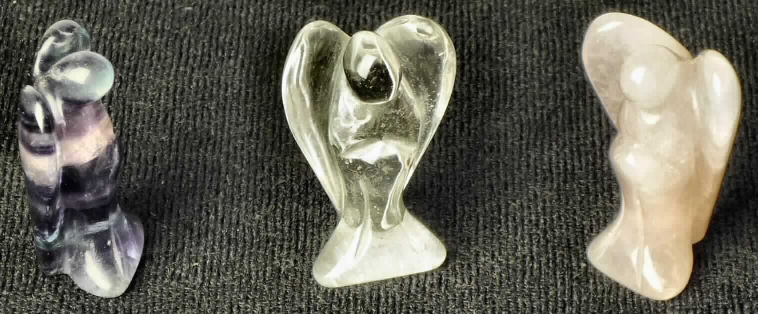 Es handelt sich um aus natürlichen Schmucksteinen (Rosenquarz, Bergkristall bzw. Fluorit; laut Antragstellerangaben) gefertigte Erzeugnisse 
- in Form eines stilisierten Engels,
- mit einer Höhe von ca. 3,3 cm bis 3,5 cm,
- augenscheinlich mit geschliffener und polierter Oberfläche,
- an der Unterseite als Stellfläche gearbeitet.
Die zu Zier- oder meditativen Zwecken bestimmten Erzeugnisse sind in einem mit einem bedruckten Papierzuschnitt beklebten Kunststoffbeutel verpackt.

Abbildung siehe Anlage.

Derartige Erzeugnisse gehören als "andere Waren aus natürlichen Edelsteinen oder Schmucksteinen" zur Codenummer 7116 2080 00 0 des Zolltarifs.